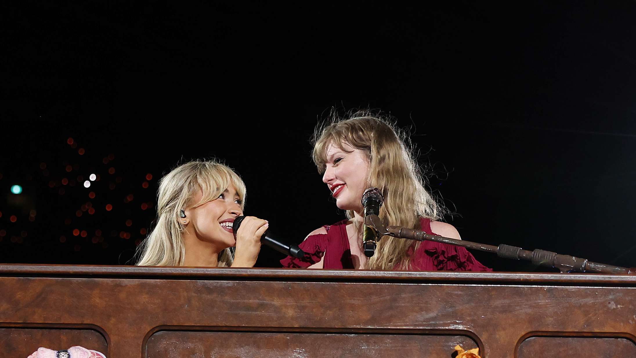 Se Taylor Swift spille et mashup af to af sine sange – sammen med popkometen Sabrina Carpenter
