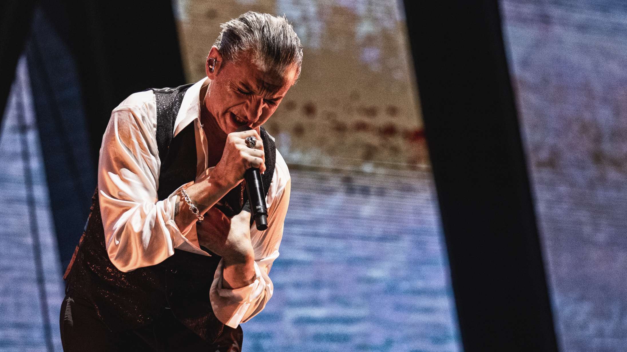 Depeche Modes lalleglade gennembrudshit fungerede uventet godt til en koncert, hvor døden rumsterede