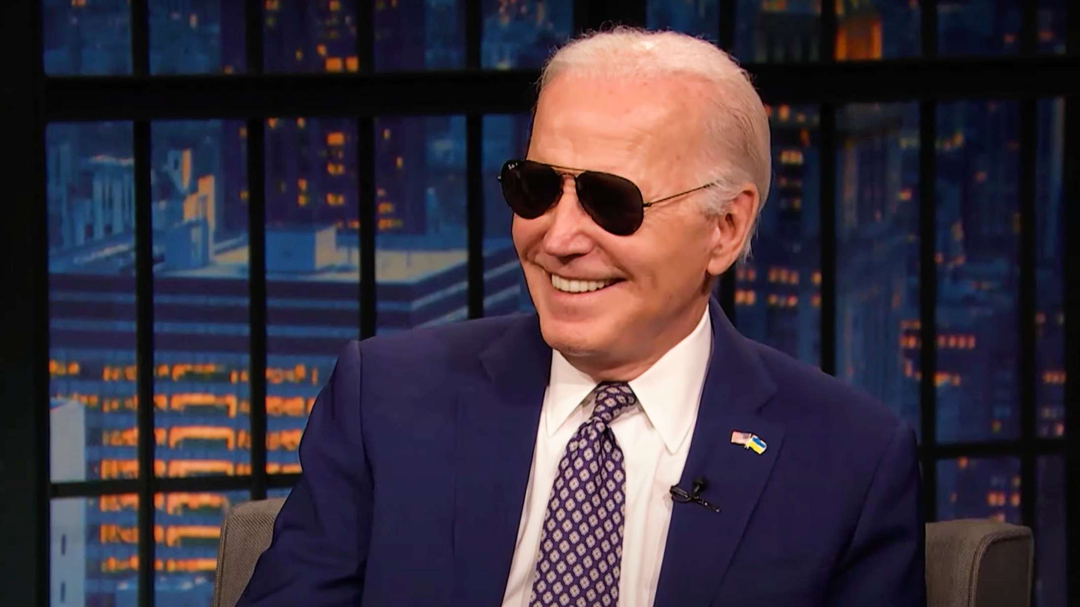 Joe Biden omfavnede Taylor Swift-konspirationsrygter og Dark Brandon-meme ved sjældent talkshow-besøg