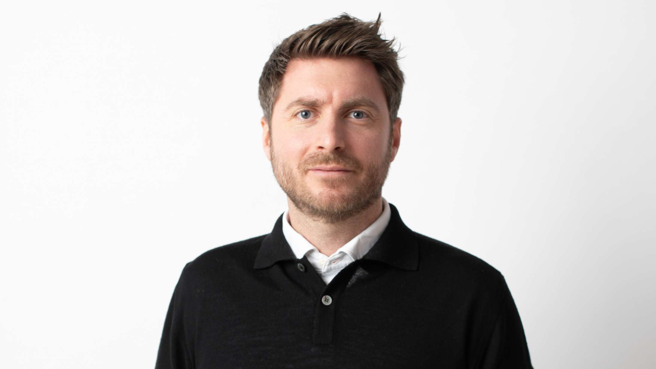 Kristoffer Eriksen går til Podimo og starter aktualitetspodcasten ‘Verdens klogeste land’