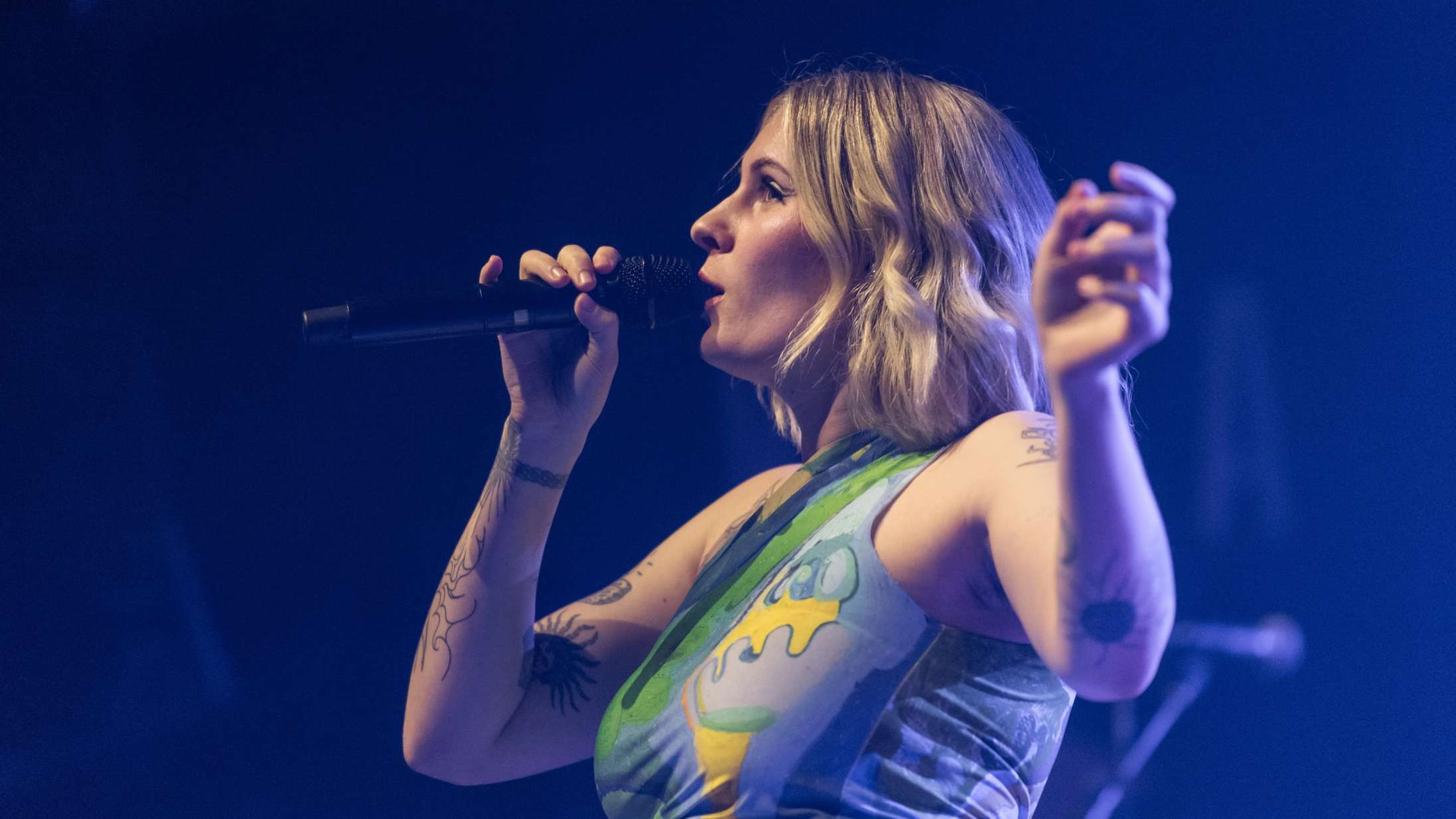 Pludselig dukkede Eee Gee op på balkonen og velsignede publikum, som var hun paven