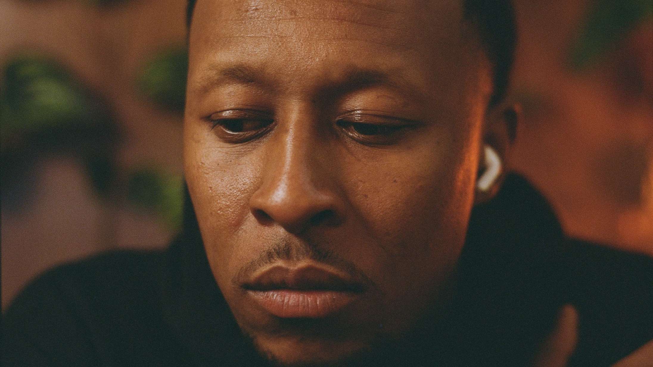 Noah Carter har lige surprise-udgivet nyt album – lyt til ‘Guld & Grønne’