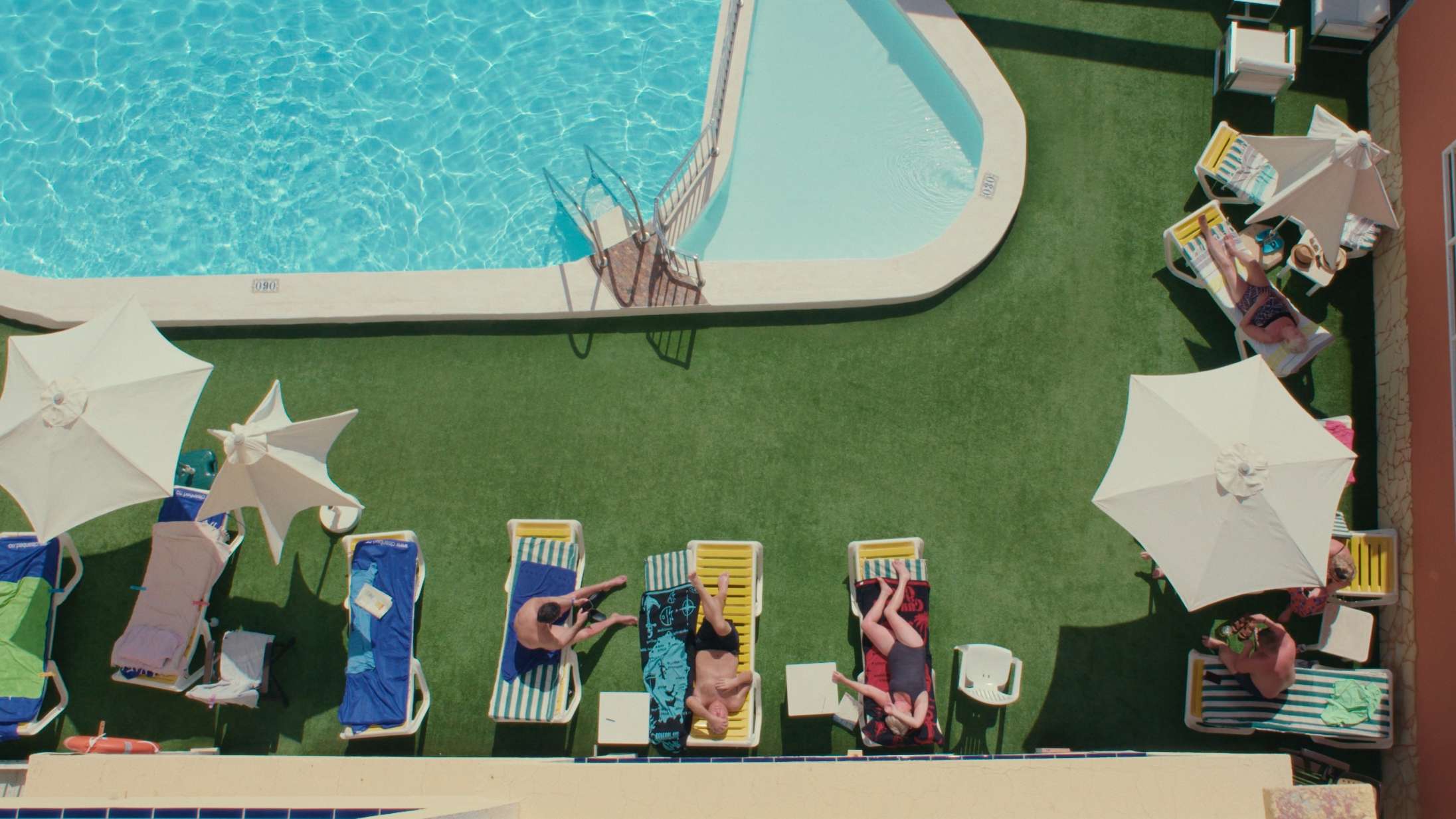 ‘En plads i solen’: Dansk chartersymfoni lander et sted mellem ironisk postkort og skarp samfundskommentar