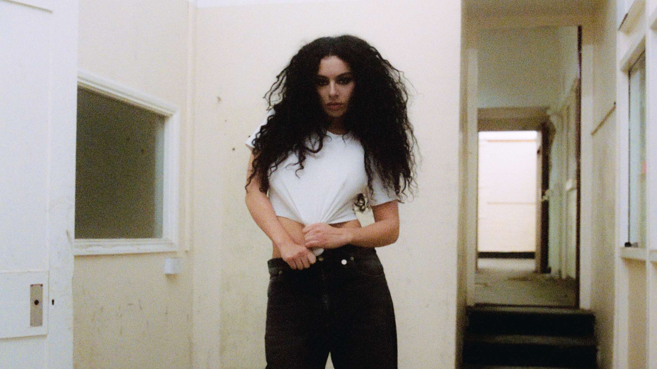 Charli XCX beder fans om ikke at råbe »Taylor Swift er død« til koncerter