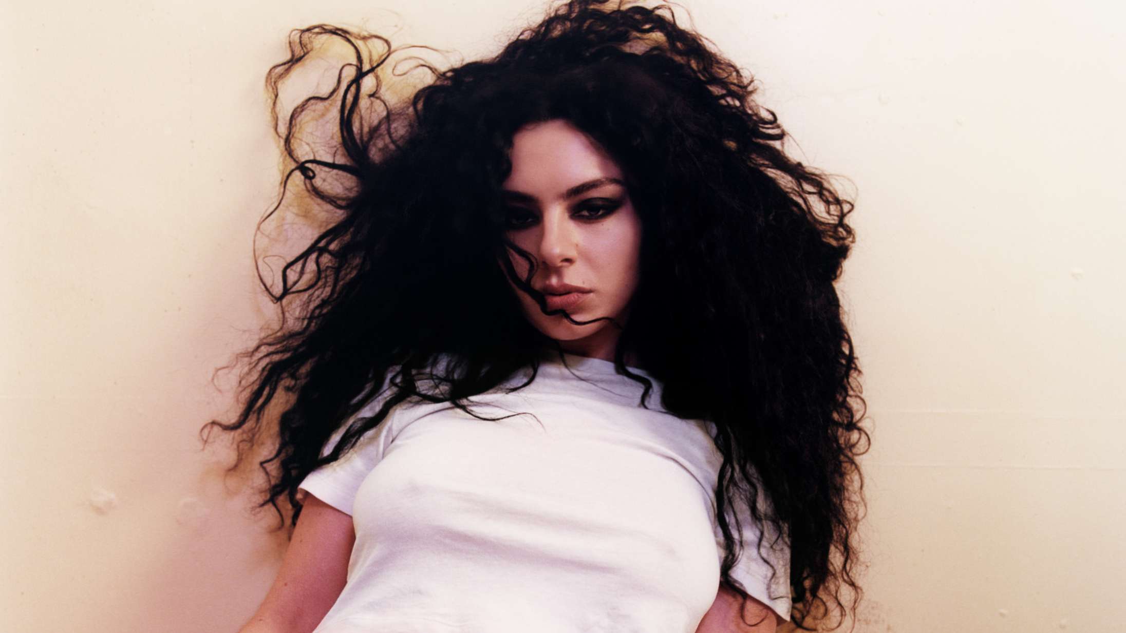 Charli XCX klar med nyt album efter kreativ krise: »Jeg havde følelsen af, at jeg ikke ville være i stand til at lave musik mere«