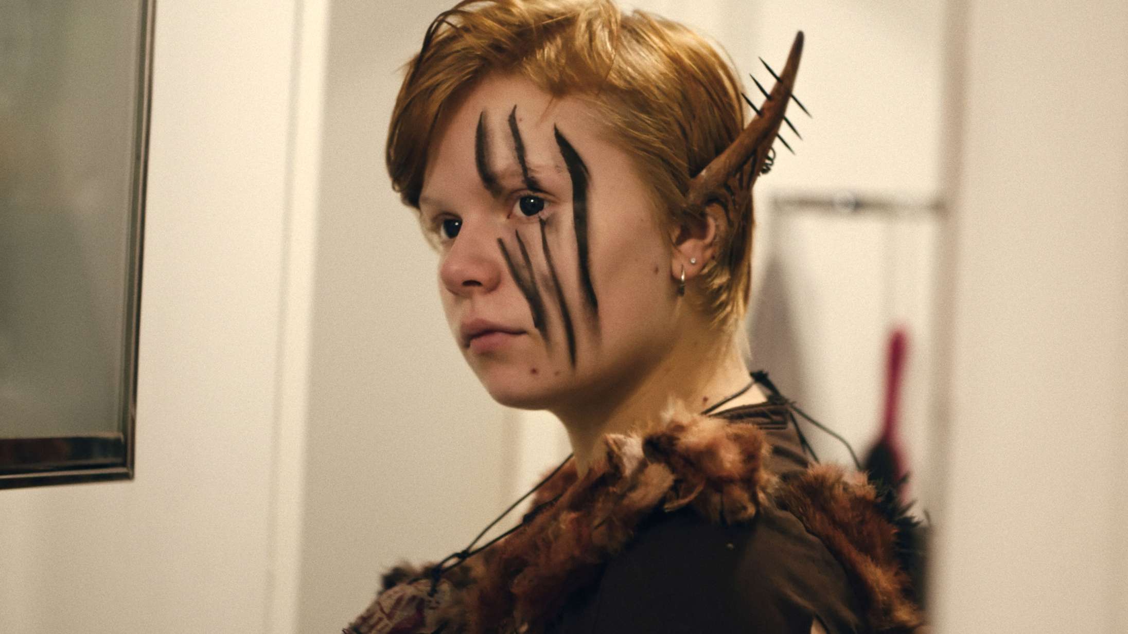 ‘Med drager mod dæmoner’: DR’s efterskoleserie lever og ånder gennem de tre fantastiske hovedpersoner