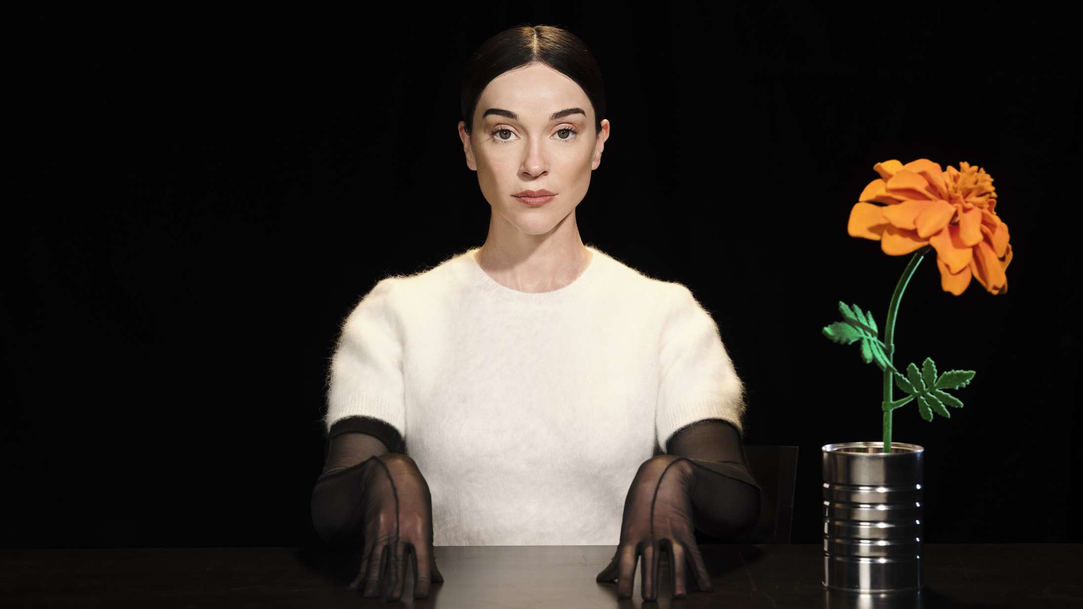 St. Vincent troner i producerstolen på ’All Born Screaming’ – hun bør stå for den næste Bond-sang