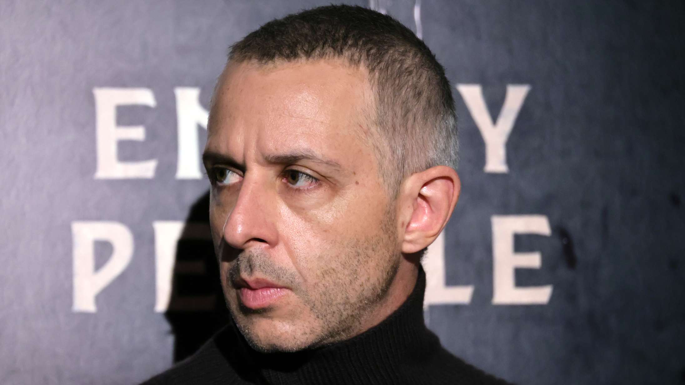 Tobias Lindholms serie med Jeremy Strong har fået grønt lys