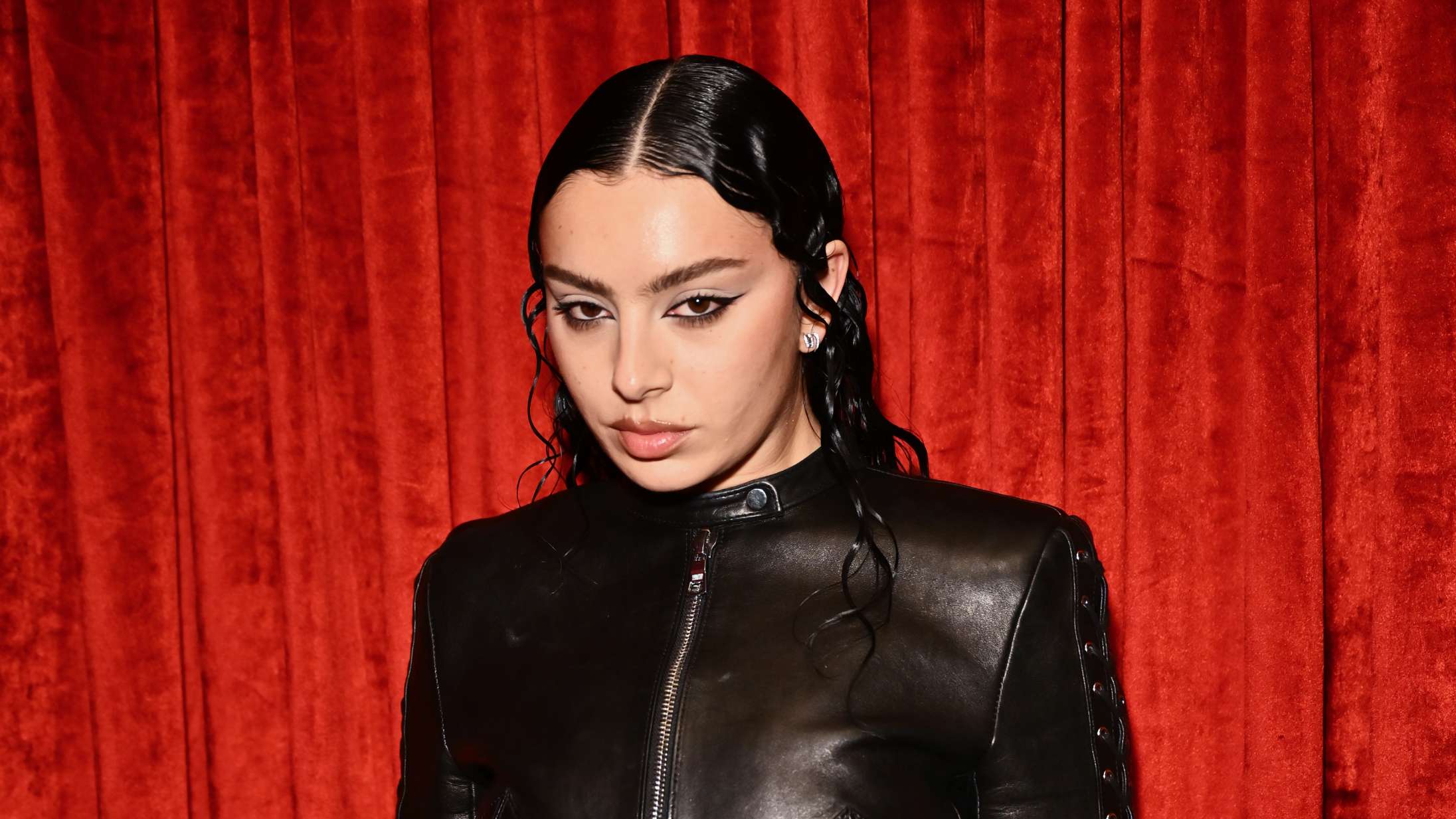 Charli XCX annoncerer nyt album – hør den klubbede førstesingle ‘Von Dutch’