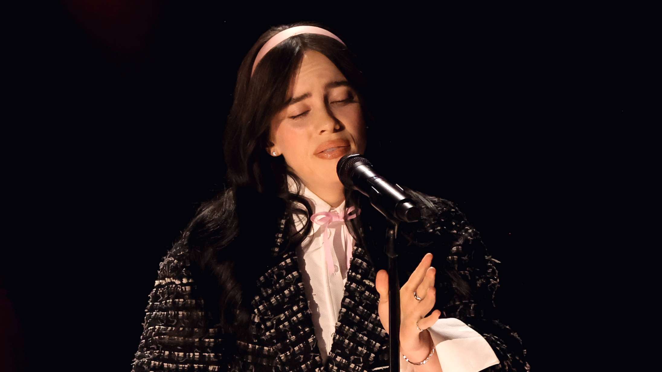 Billie Eilish leverede en gåsehudsfremkaldende optræden til Oscar-showet – se hende spille ‘What Was I Made For’