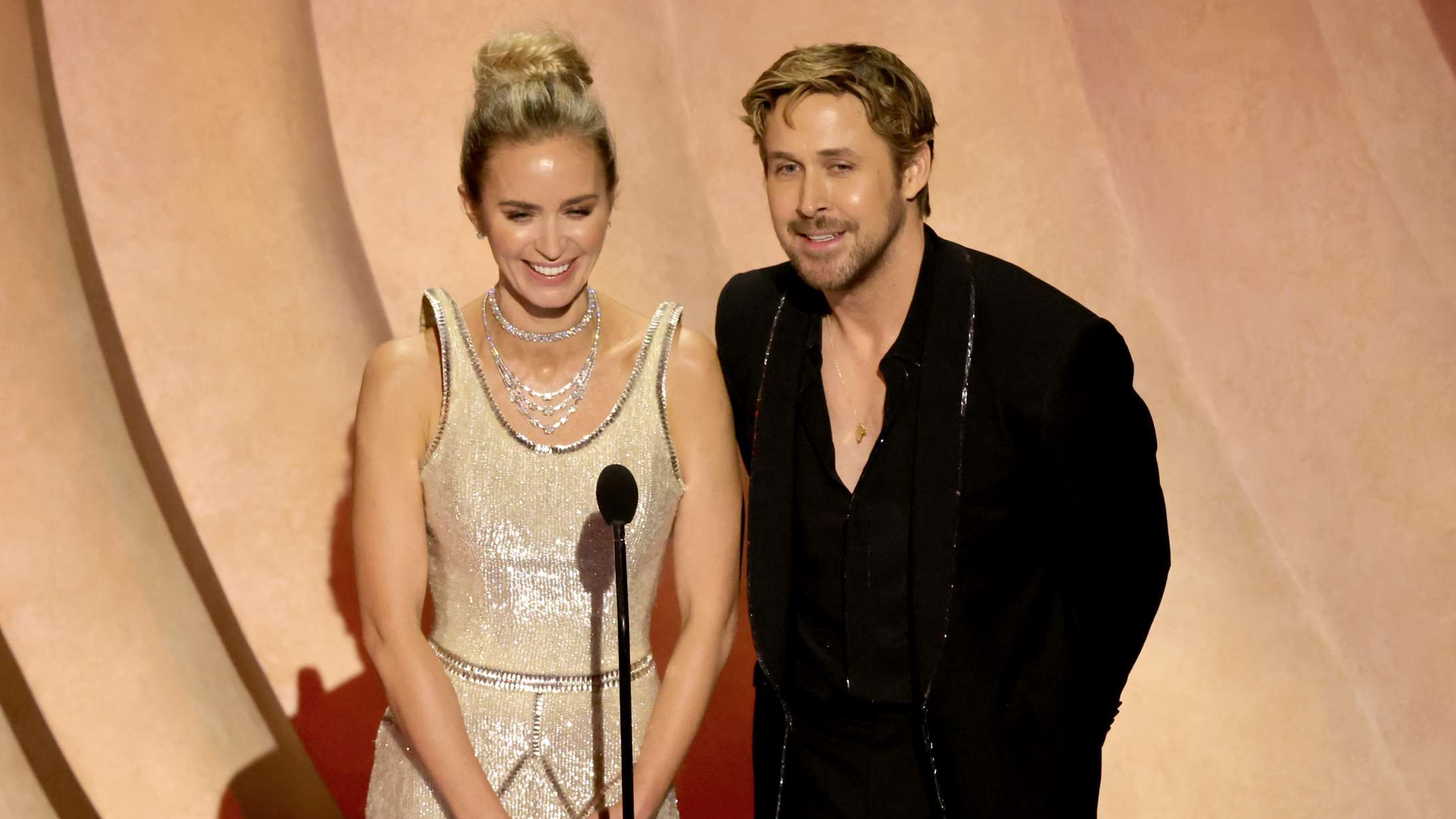 Emily Blunt og Ryan Gosling spidder hinanden over Barbenheimer-rivalisering