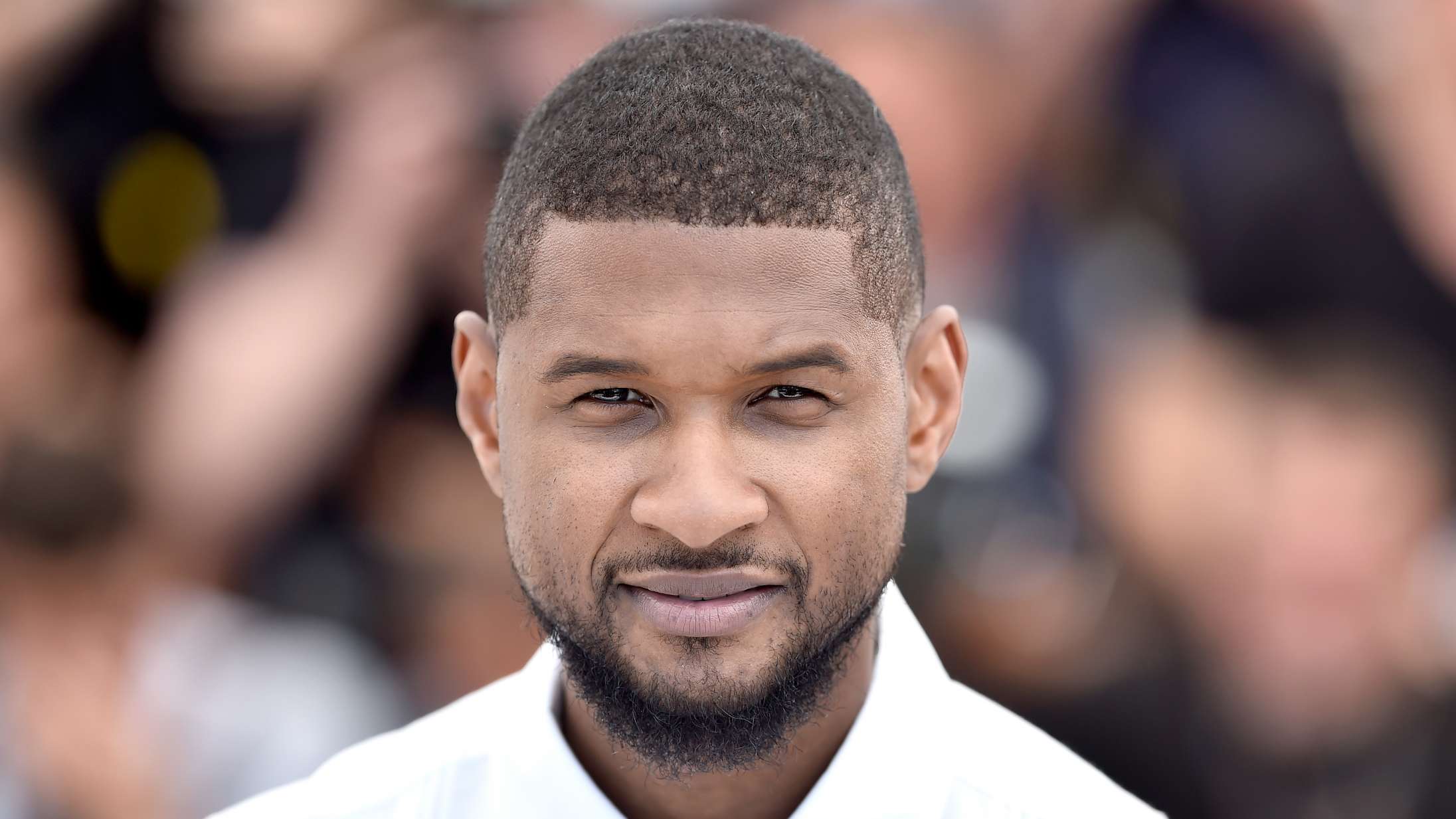 Usher fraråder kvindelige fans at komme på scenen, hvis de ikke kan klare mosten