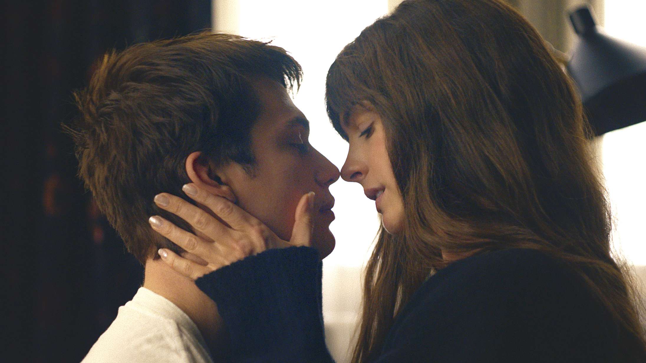 Anne Hathaways alenemor har hed affære med 24-årig popstjerne i ‘The Idea of You’ – se traileren