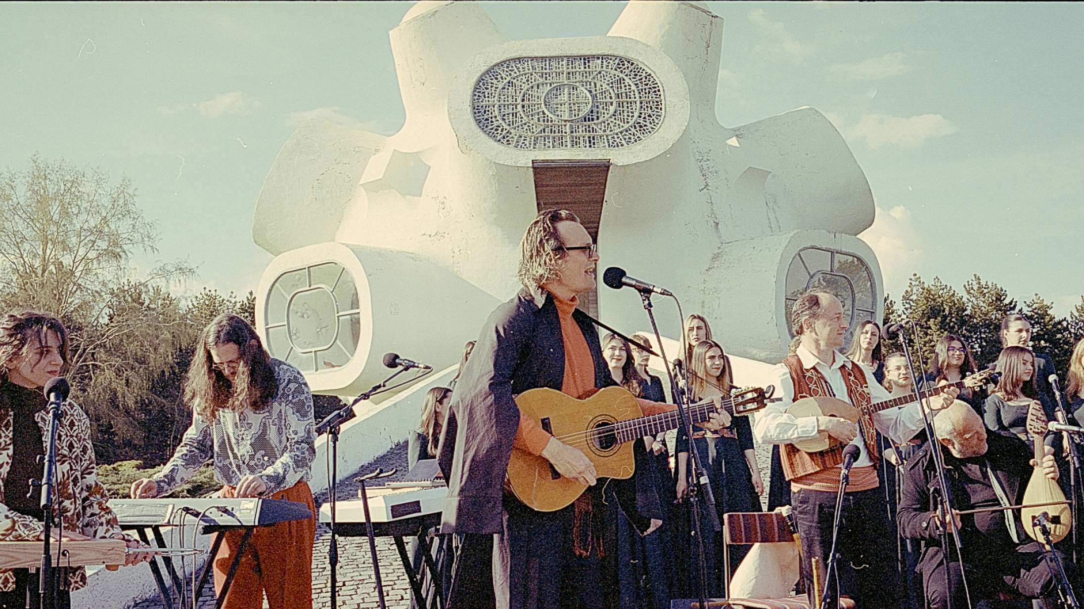 ‘Efterklang: The Makedonium Band’: Sand magi opstår i filmen om et af de mest nysgerrige danske bands nyeste eventyr
