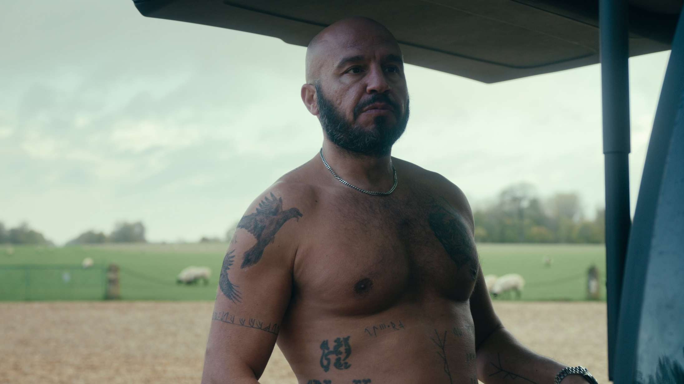 ‘The Gentlemen’: I Netflix-serie med Dar Salim er Guy Ritchie tilbage i storform