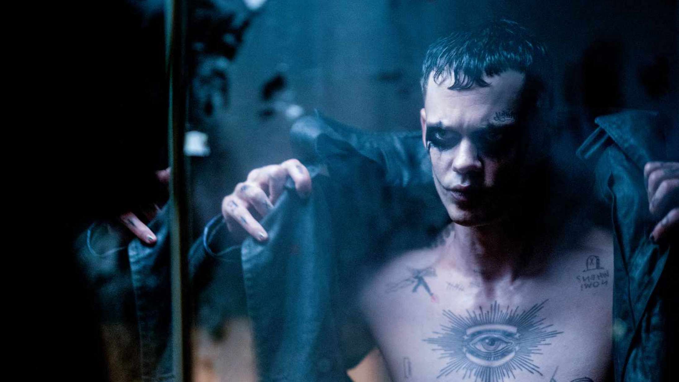 Bill Skarsgård er blodig hævner i kultfilm-remake – se første trailer til ‘The Crow’