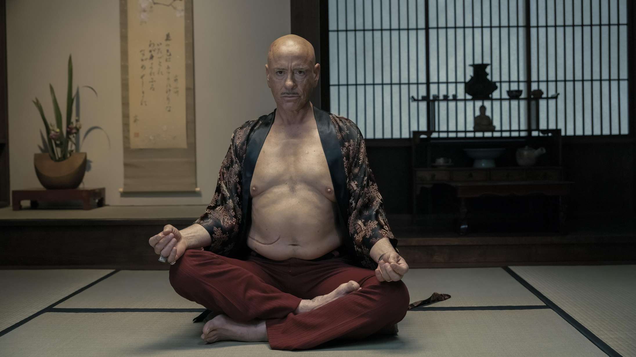 ’The Symphatizer’: Det bliver helt bizart, når Robert Downey Jr. træder ind i fire roller i mesterinstruktørs spionserie