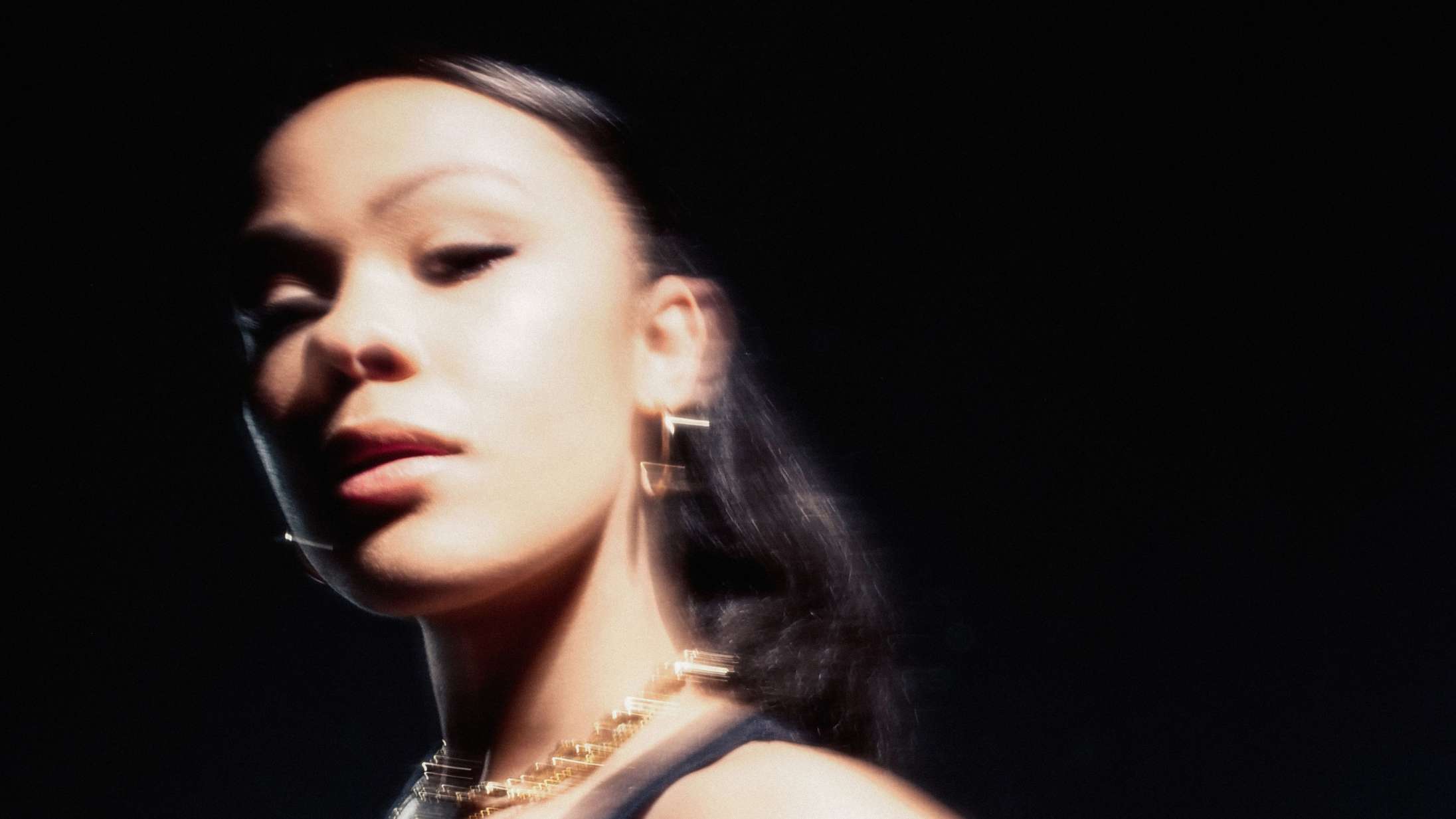 Premiere: Bathsheba genopfinder sig selv på den pumpende klubsingle ‘Love Me More’