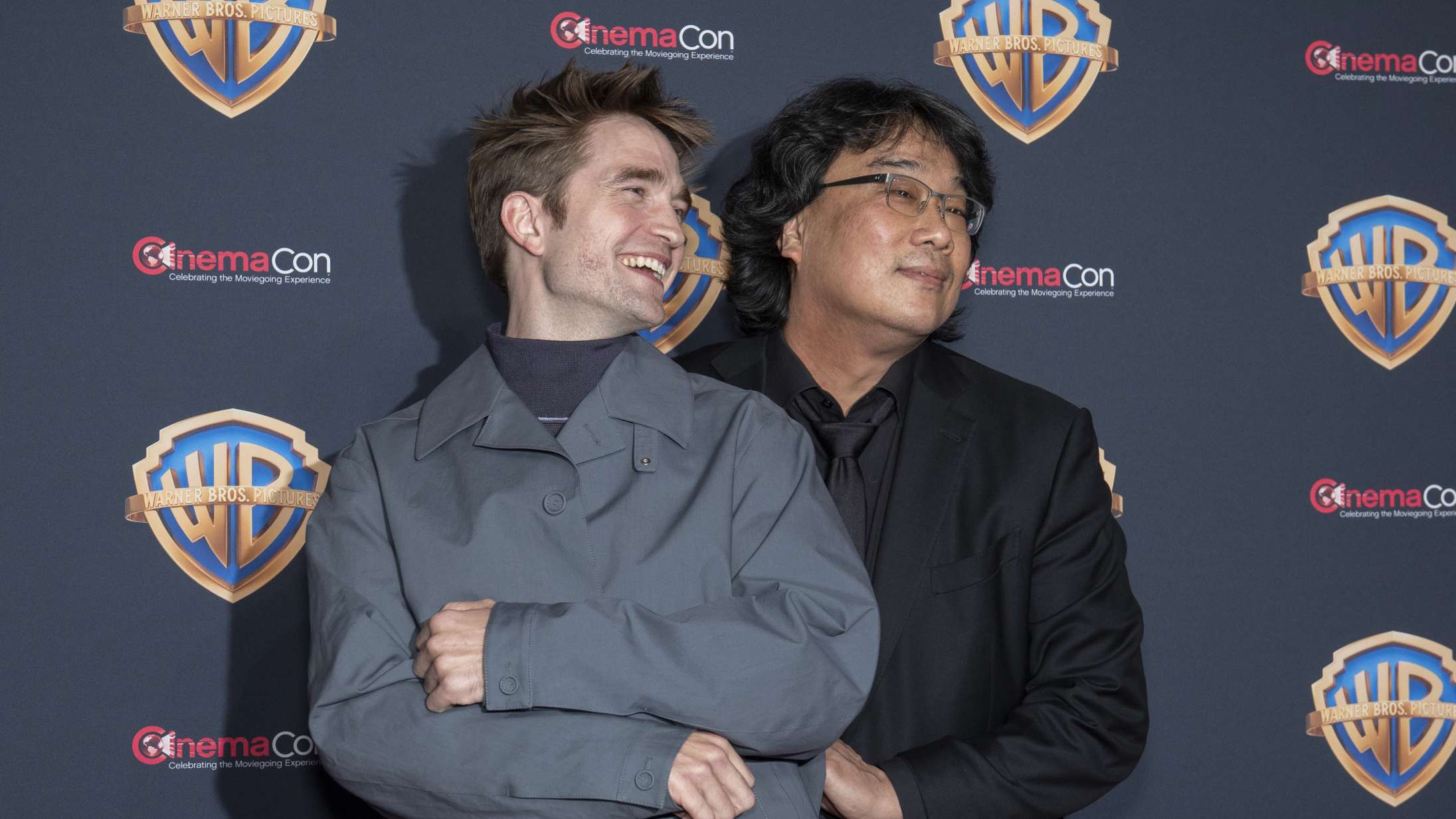 Bong Joon-ho og Robert Pattinson udfylder ventetiden på ‘Mickey 17’ med cute parbilleder