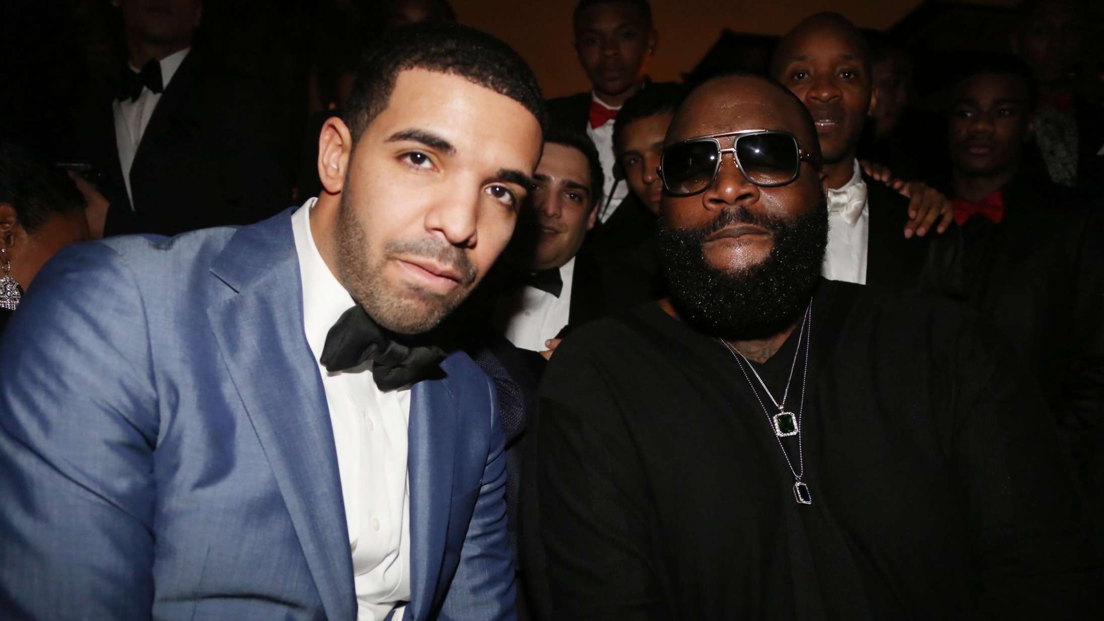 Rick Ross overfaldet efter at have spillet Kendrick Lamars Drake-diss til koncert