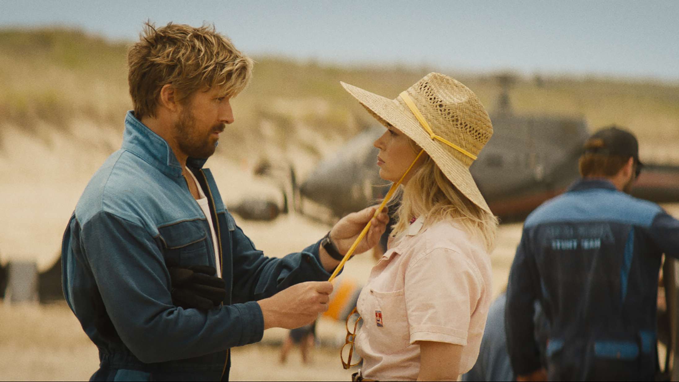 ’The Fall Guy’: Ryan Gosling og Emily Blunt har kærlig og komisk kemi i actionfyldt stunthyldest