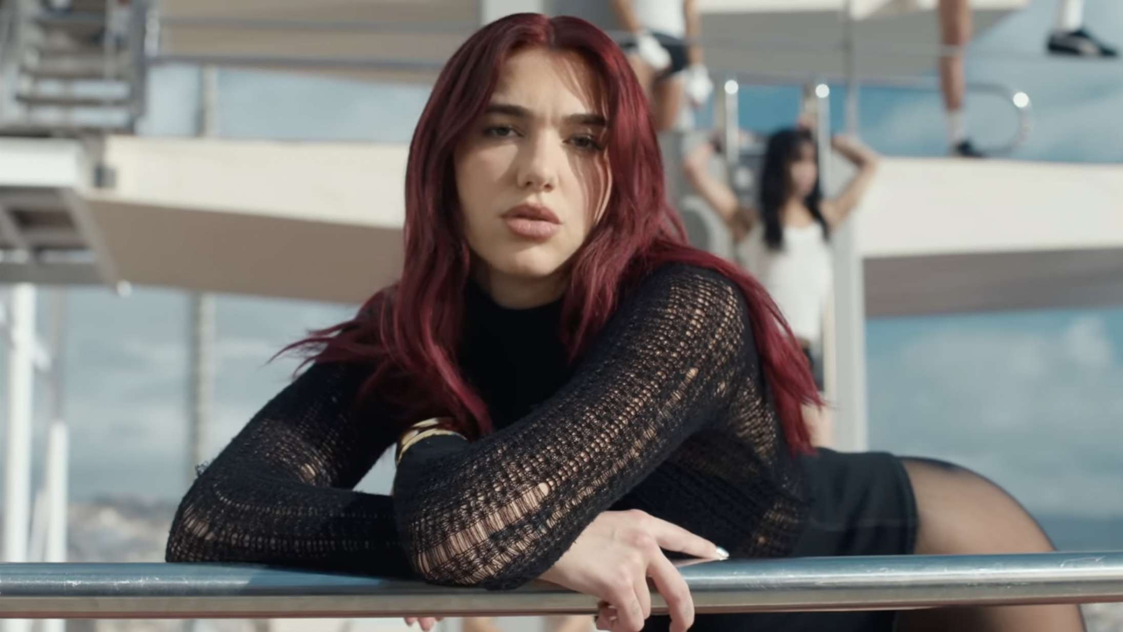 Dua Lipa lægger an til sit nye album med drilsk tredjesingle – se musikvideoen til ‘Illusion’