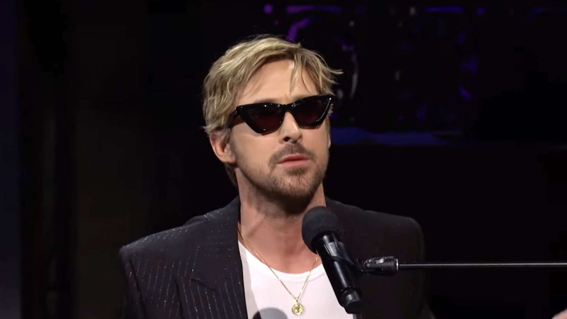 Ryan Gosling og Emily Blunt siger farvel til ‘Barbenheimer’ med Taylor Swift-cover i ‘SNL’