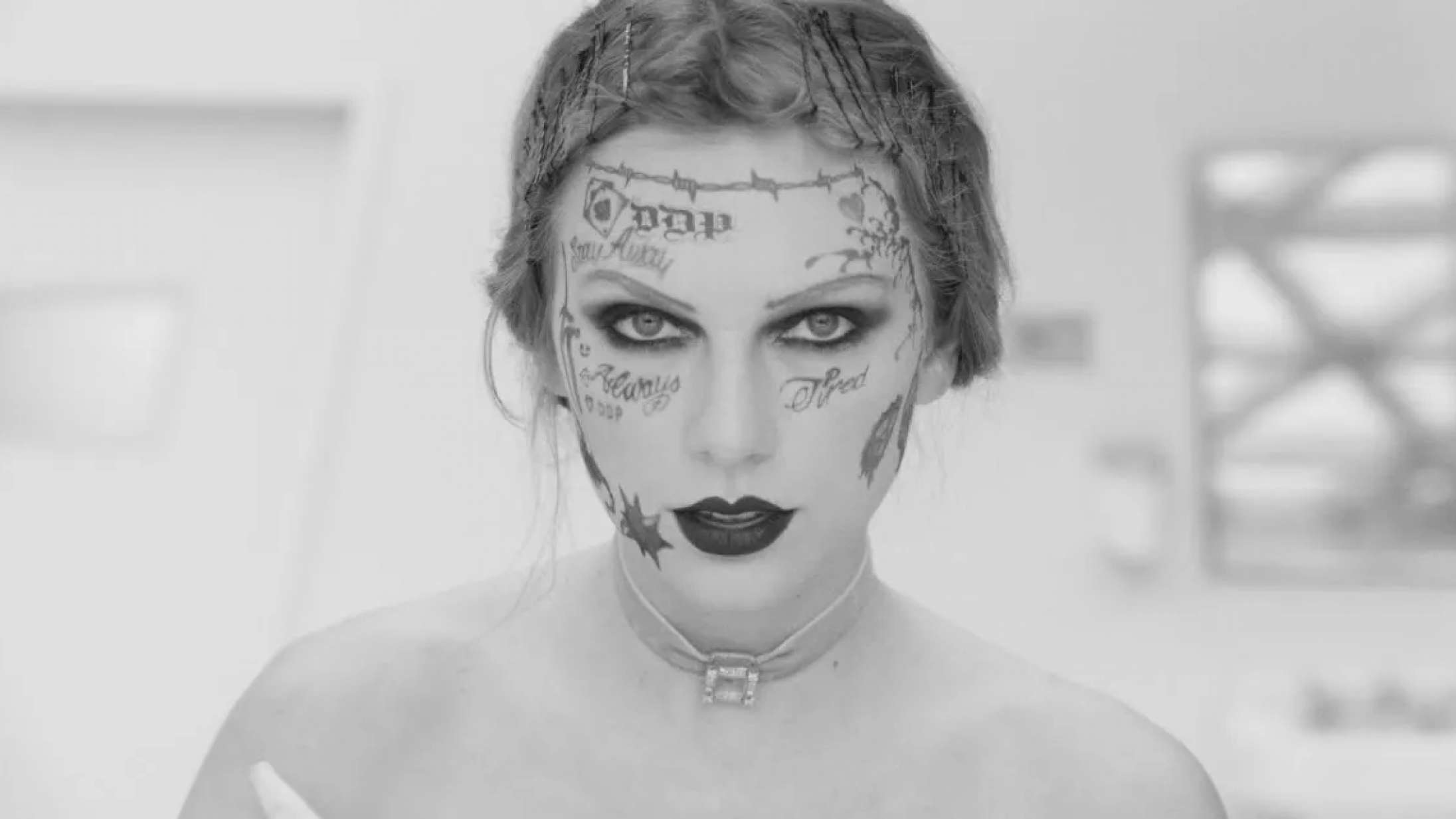 Taylor Swift kanaliserer ‘Poor Things’ i musikvideoen til ‘Fortnight’ – se den her