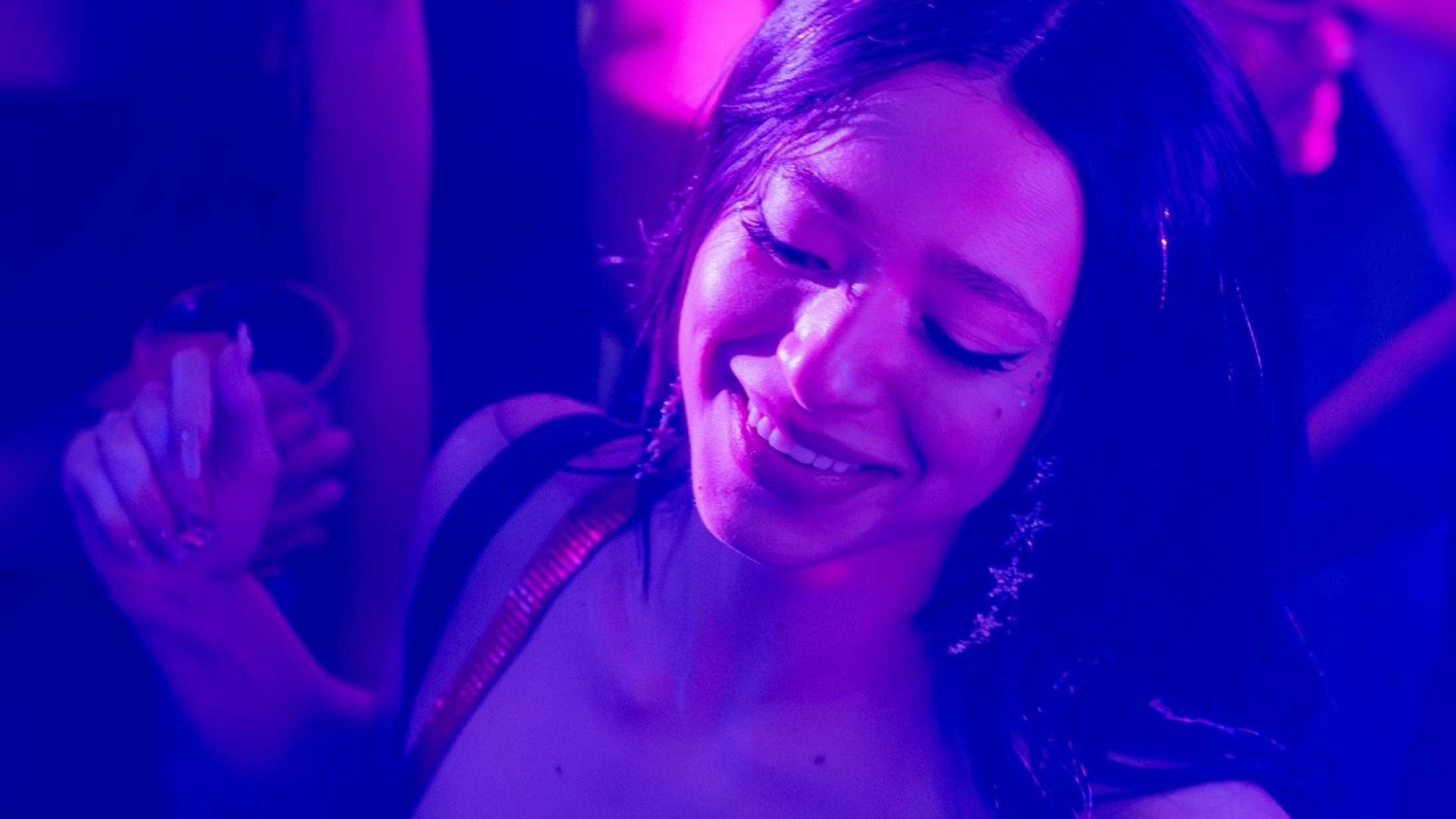 En stripper forelsker sig i årets Guldpalme-vinder – se første lunefulde trailer til ‘Anora’