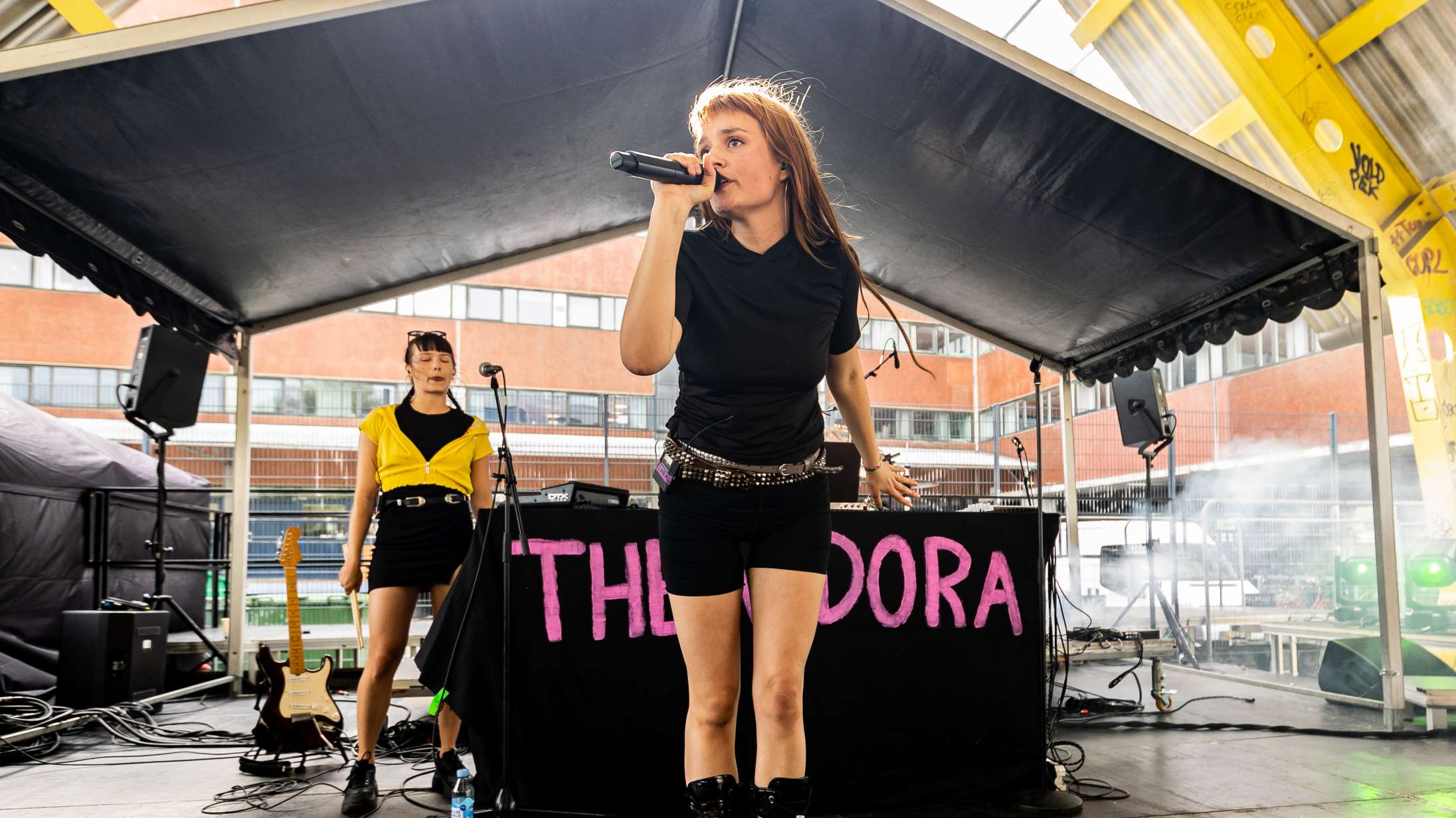 Popkometen Thea Dora spiller gratis koncert på Nørrebro denne weekend