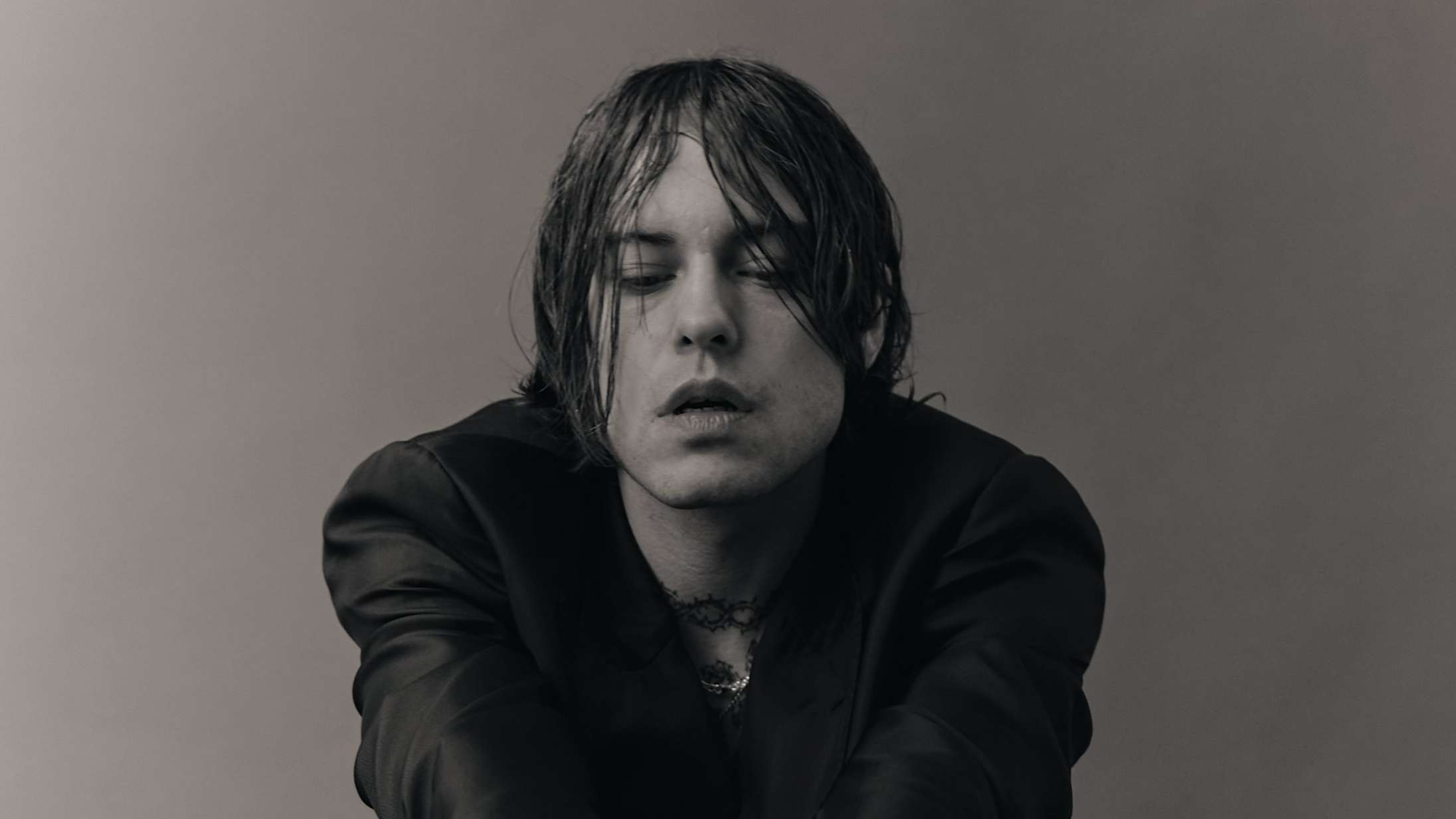 Iceage-frontmand Elias Rønnenfelt annoncerer sit første soloalbum – lyt til ny single