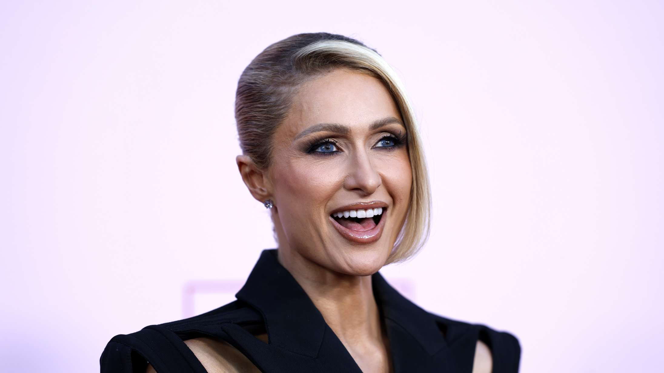 Paris Hilton er den mest chill mor på internettet – også når hun bliver irettesat