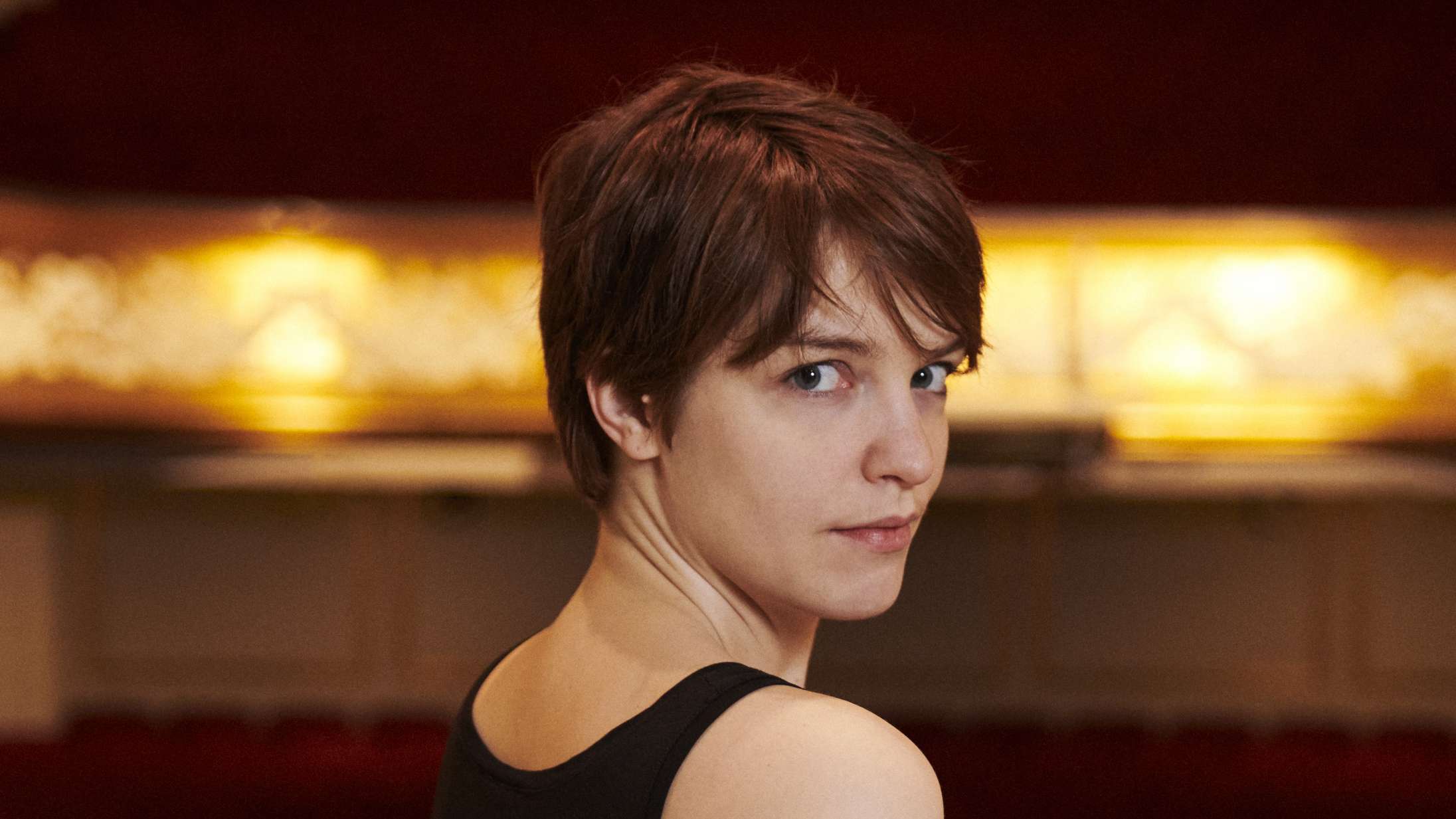 ‘Jeg har tænkt mig at skrige hele vejen’: Jenny Rossander debuterer med roman om forelskelsens vanvid og kulturens magthieraki