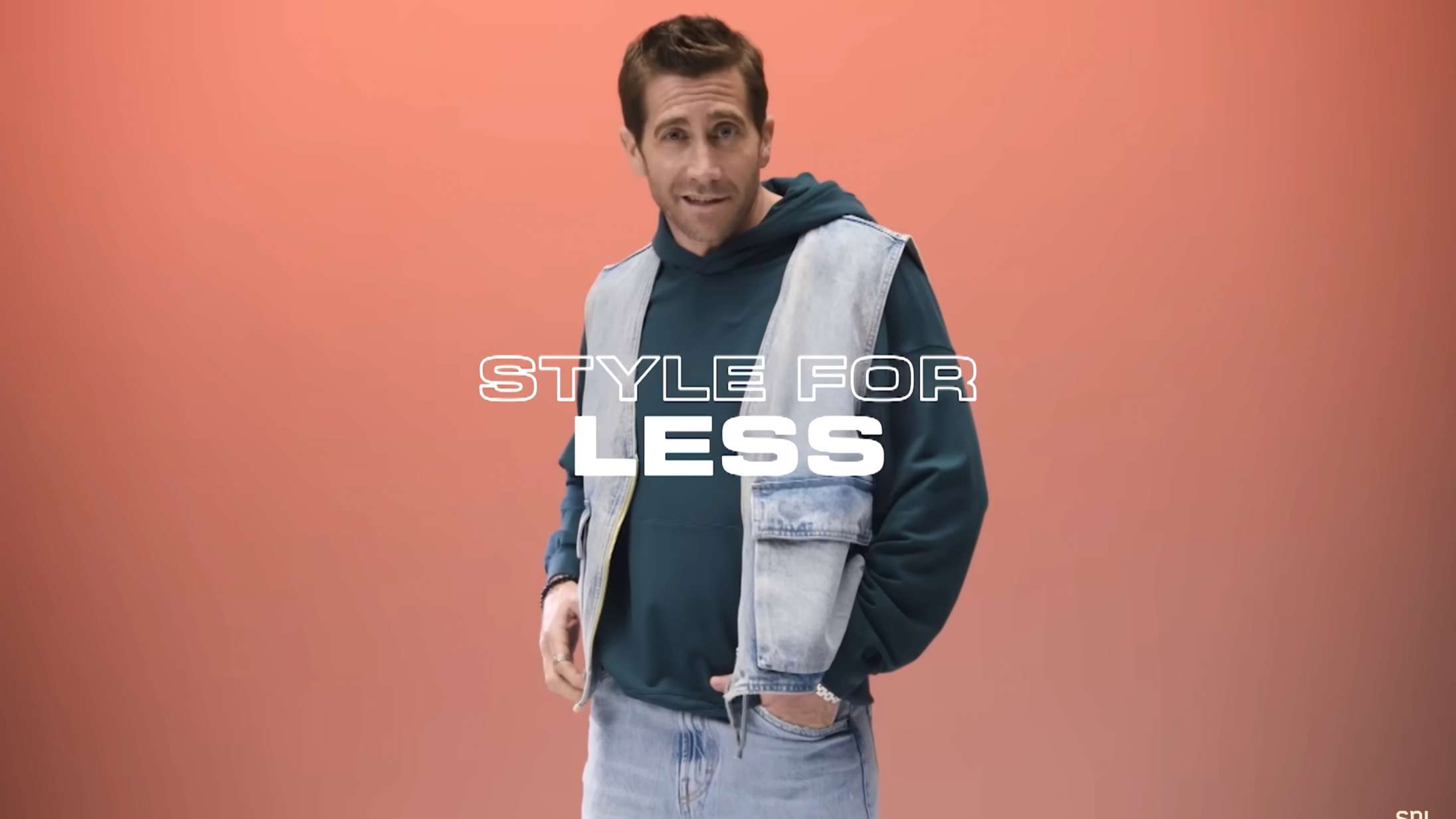 Jake Gyllenhaals ‘SNL’-sketch blotlægger alt, hvad der er galt med fast fashion – og pilen peger også på dig