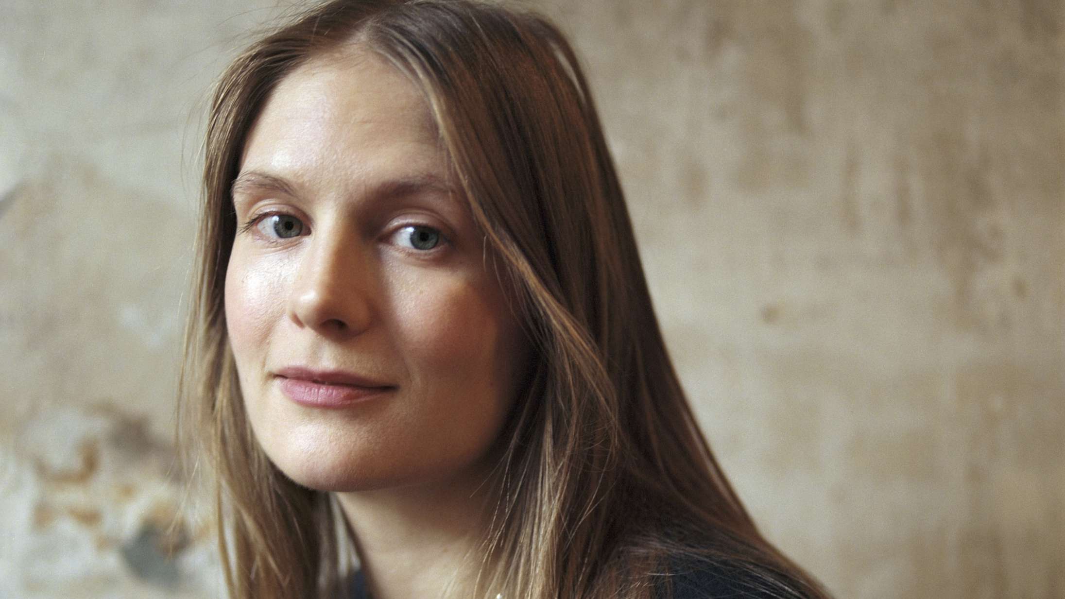 Emma Holten udfordrer økonomernes magt i ny bog: »Vi kan ende et sted, hvor vi ikke laver andet end at arbejde«