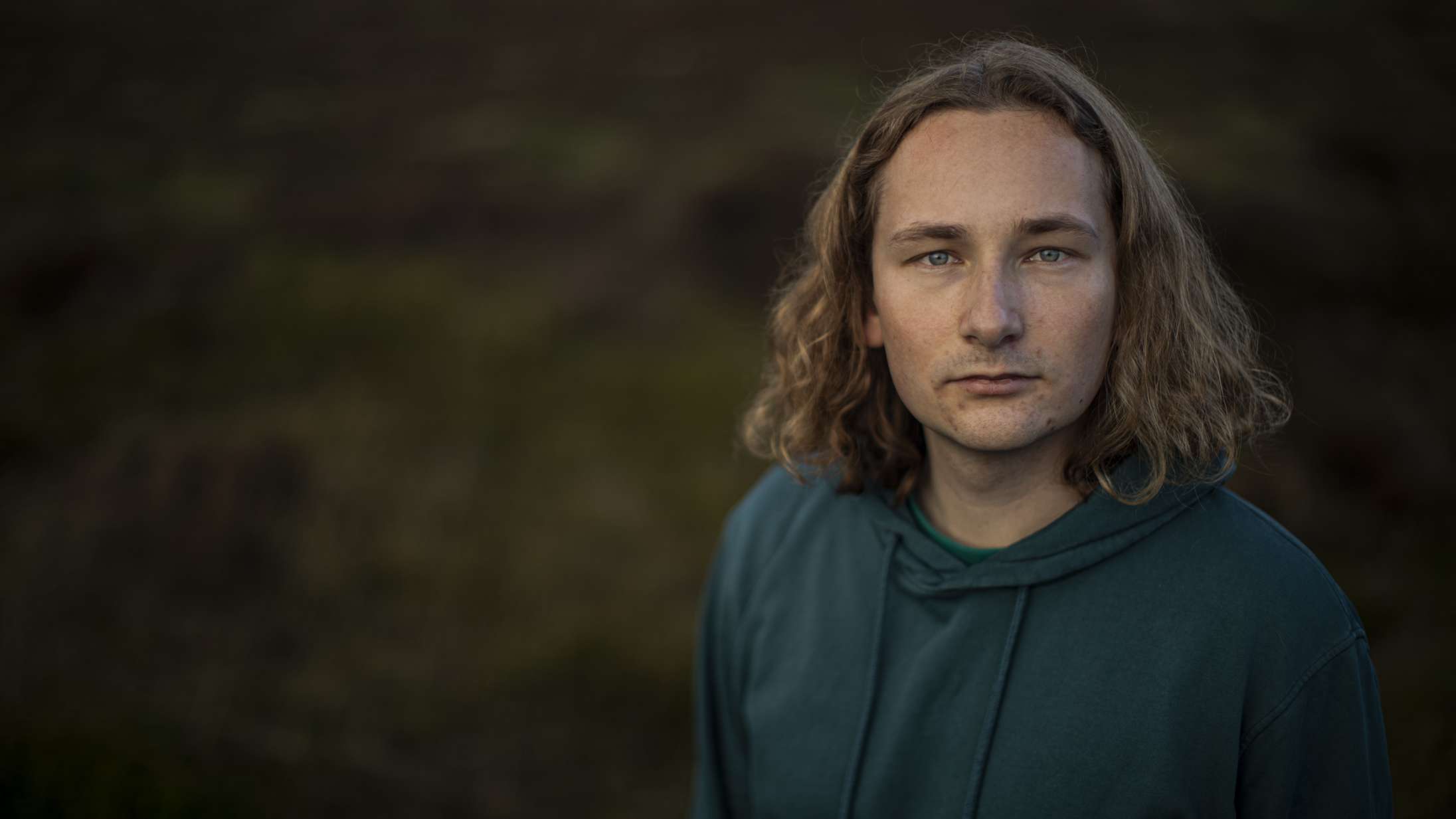 ‘Hyldemeter’ er en bittersød fortælling om ulige venskab, der prikker til din indre sprogfascist