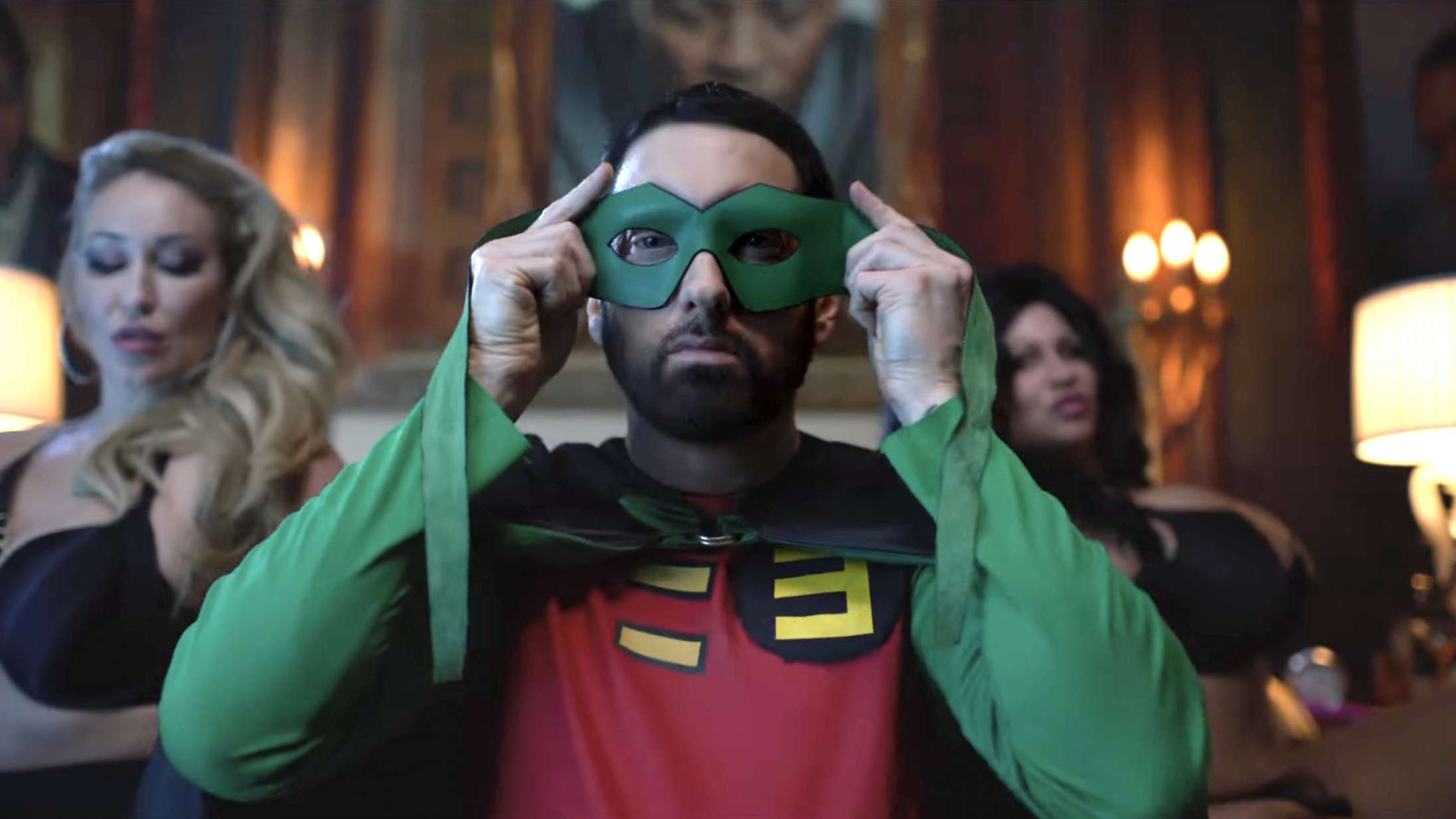 Eminem genskaber ‘Without Me’-musikvideoen til sin nye single ‘Houdini’ – får besøg af Dr. Dre og Pete Davidson