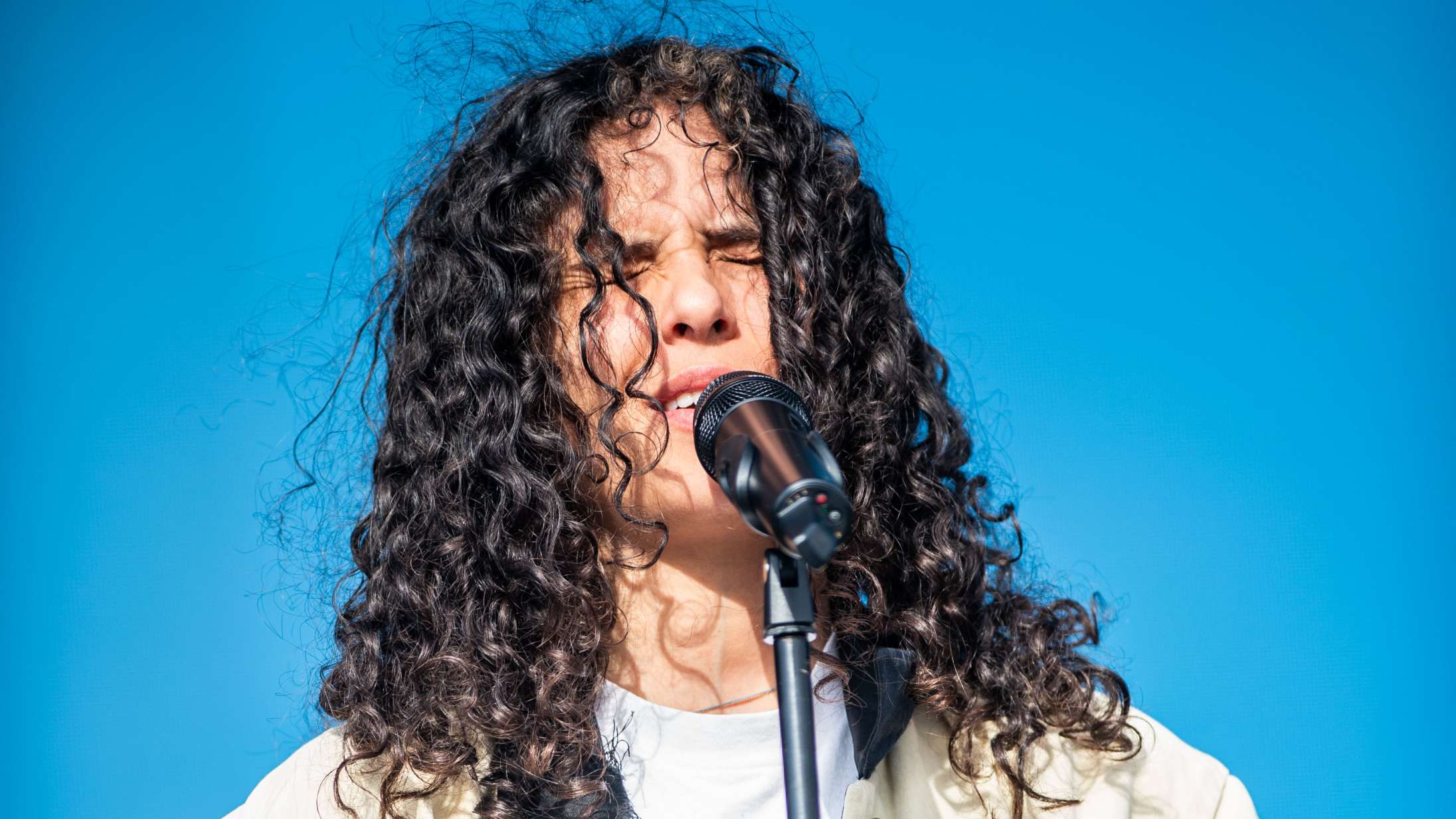 070 Shake genopfinder sig selv med forløber til nyt album – se sensuel musikvideo med Lily-Rose Depp