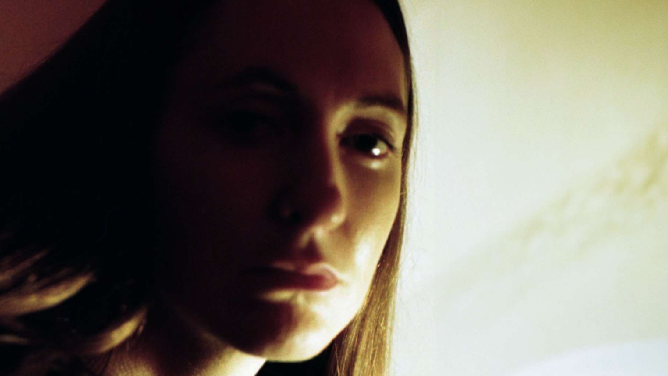 ‘Rocky Top Ballads’: Chinah-frontkvinden Fines solodebut skratter herligt af hjemmelavethed