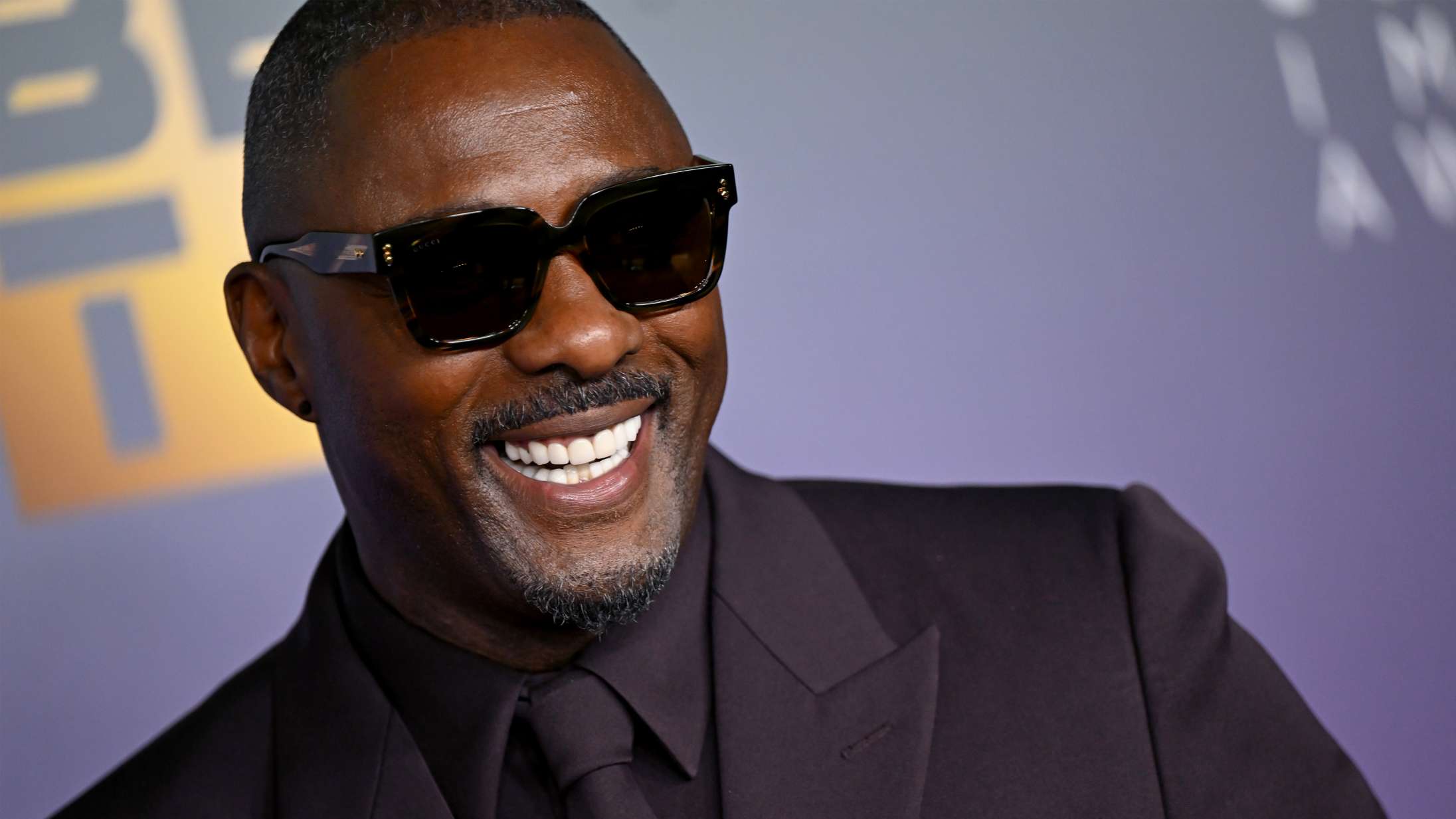 Forfattere, som skriver skurkeroller, har brug for »et kram«, mener Idris Elba