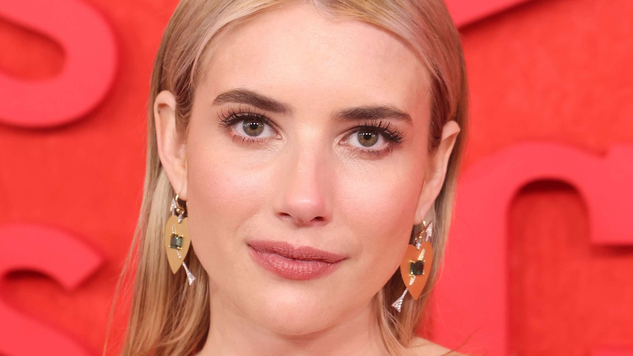 Emma Roberts kalder nepo baby-beskyldninger sexistiske – »hvorfor kalder ingen George Clooney ud?«