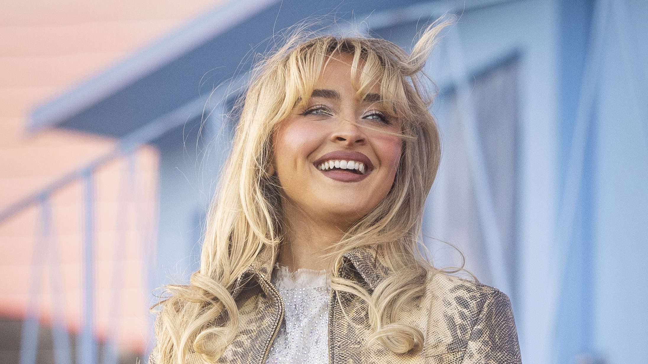 Ariana Grande, Sabrina Carpenter, Mø og 100 andre støtter selvmordstruede LGBTQ+-personer i åbent brev