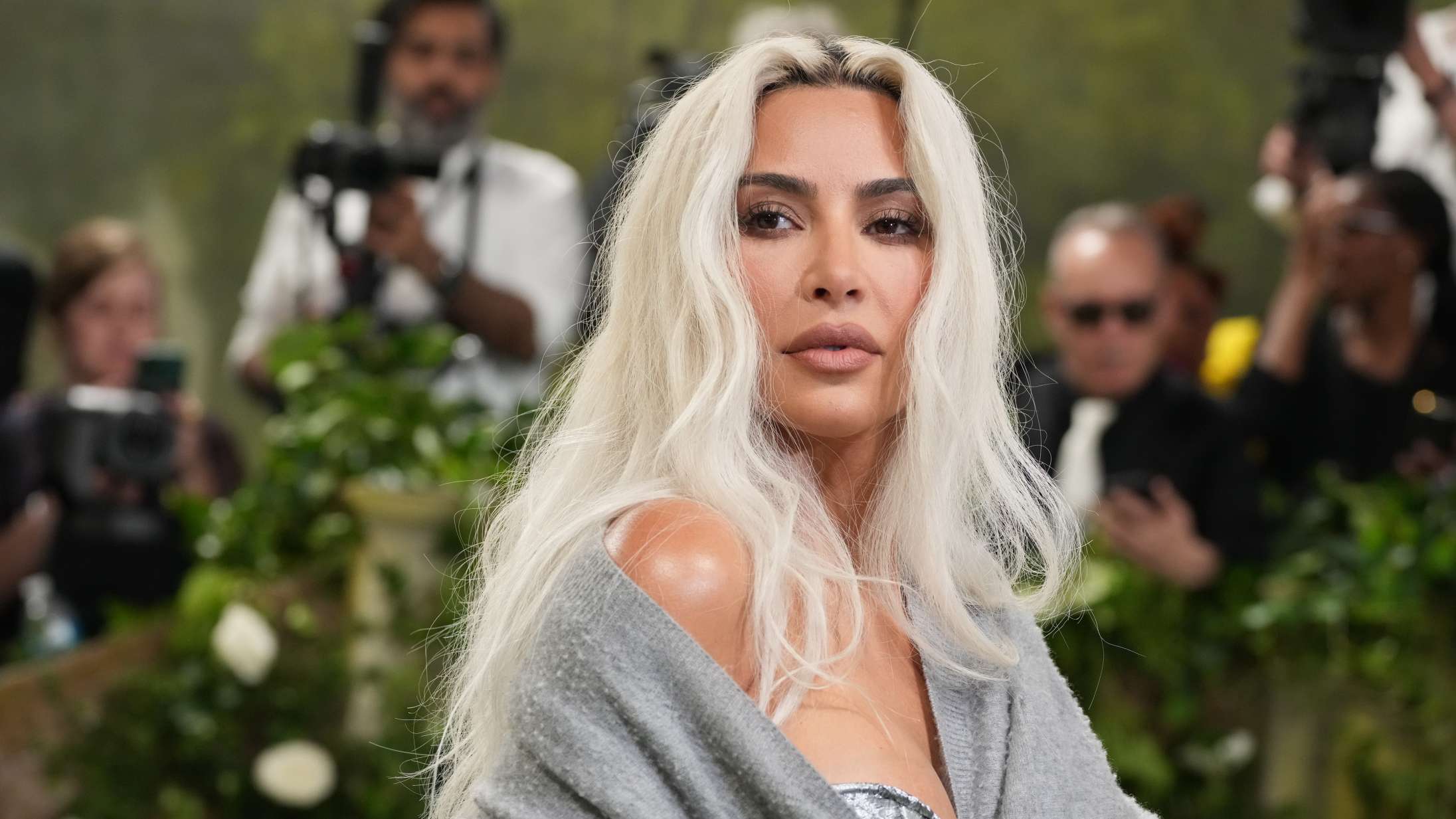 Kim Kardashian besøgte de virkelige mordere bag Netflix-serie i fængslet