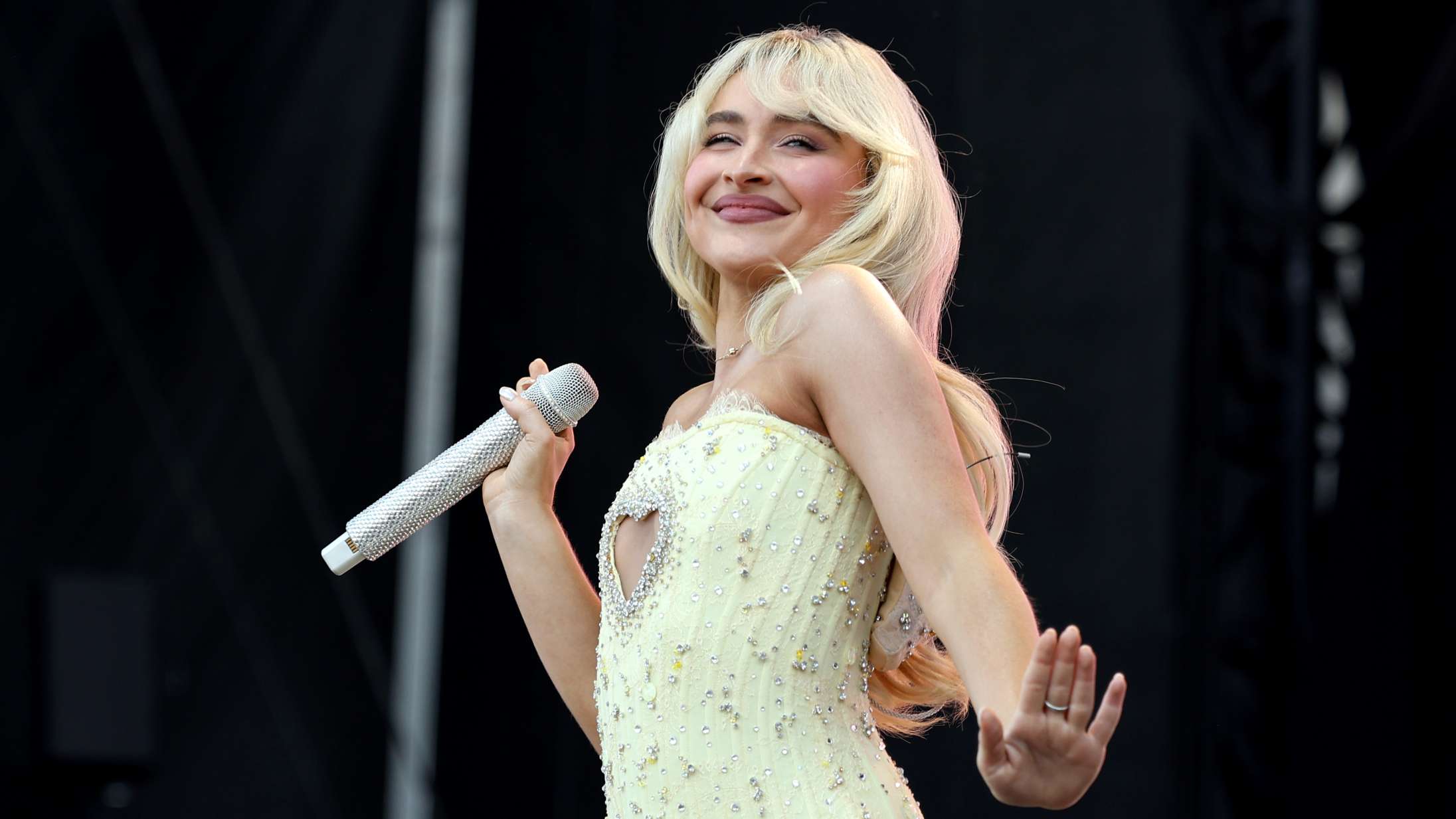 Sabrina Carpenter udgiver country-udgave af megahit – med besøg af Dolly Parton