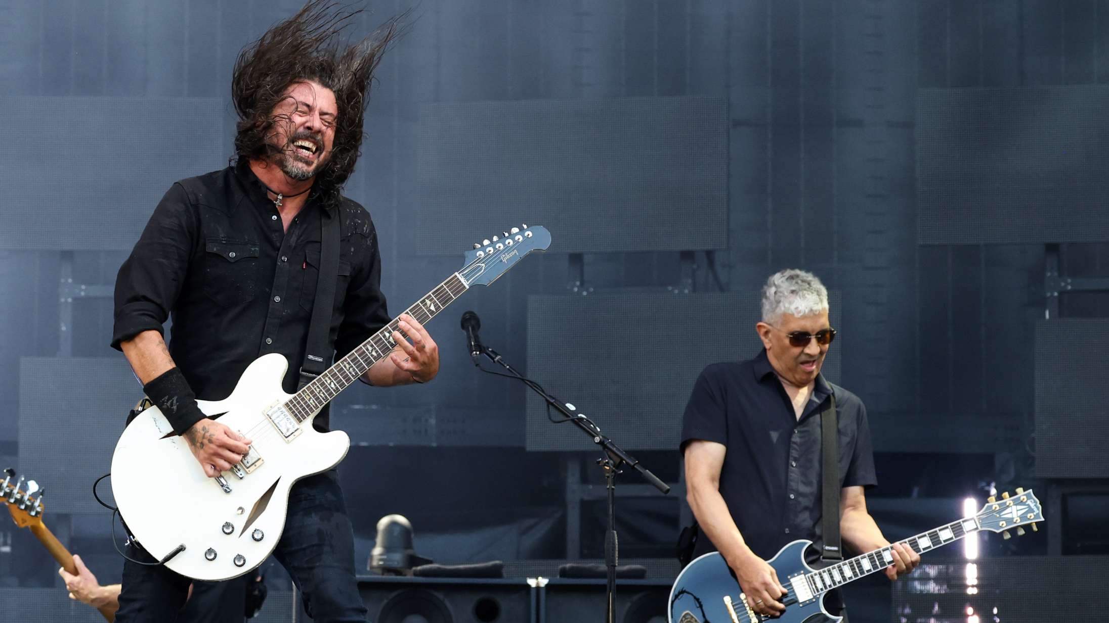 Dave Grohl antyder, at Taylor Swifts koncerter ikke er live – Swift svarer igen