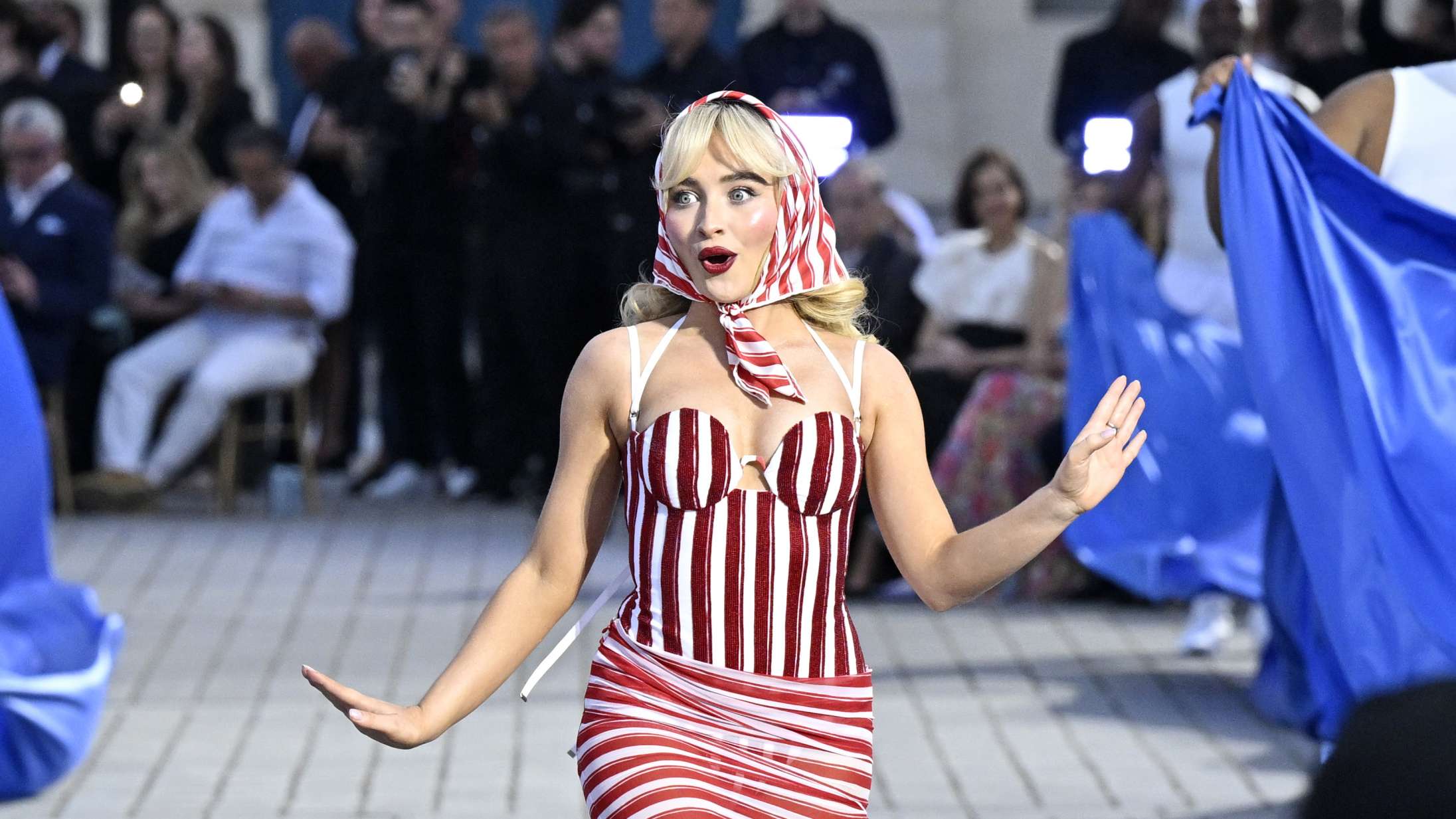 Se billederne: Vogue opsatte stjernespækket modeshow i Paris som hyldest til fransk mode og OL