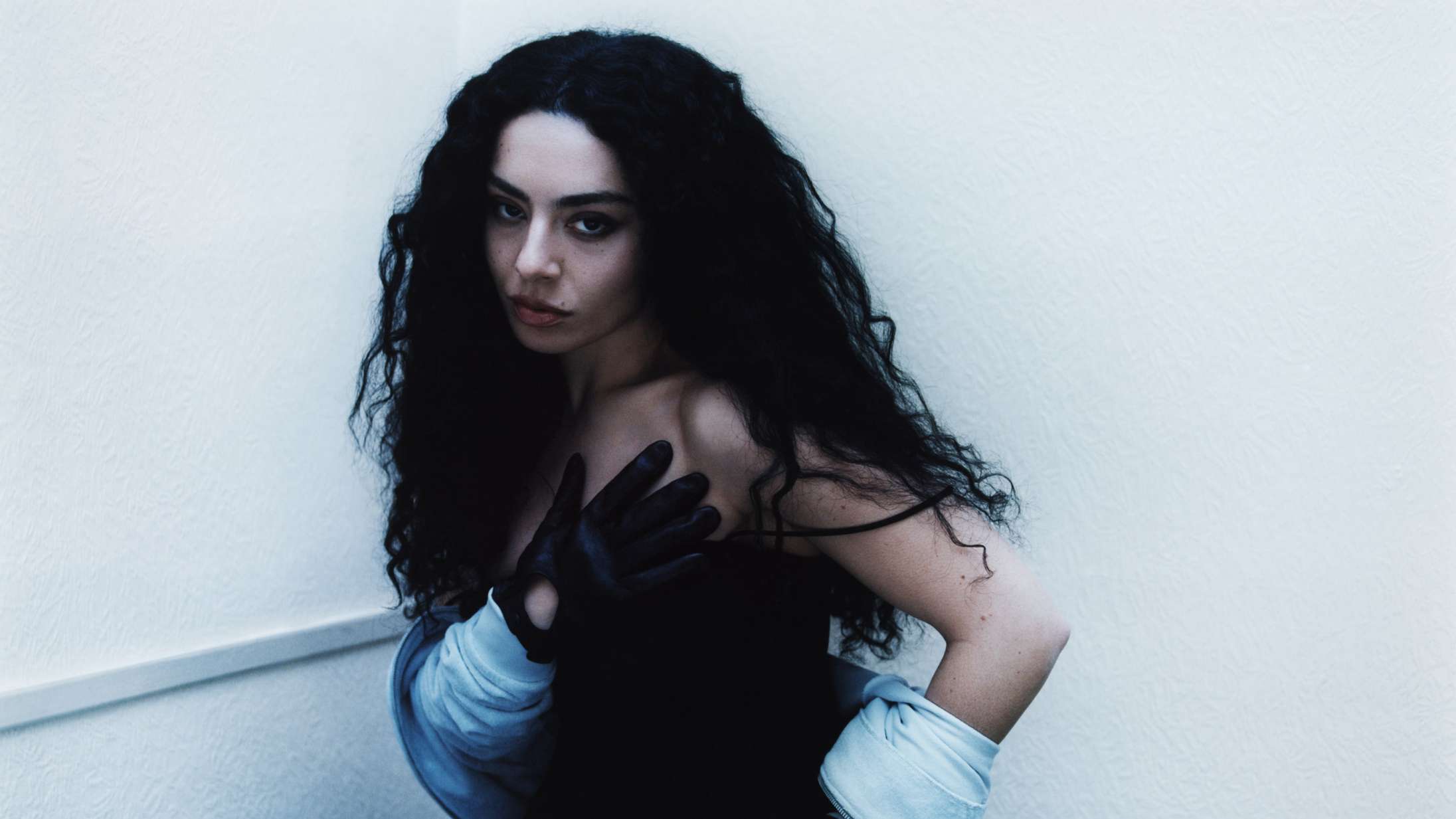 Jelly Roll beskylder Charli XCX’s team for at fuske med hitlisterne