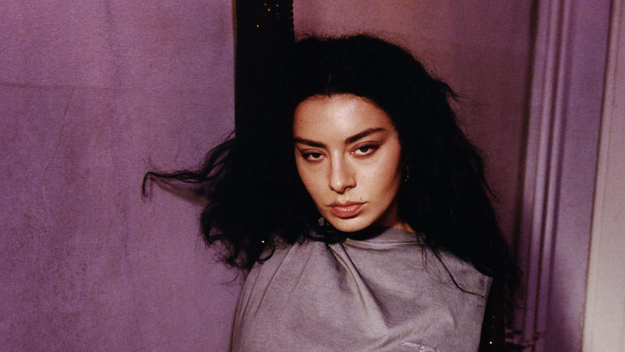 Charli XCX er i gang med at lave en film i Polen lige nu