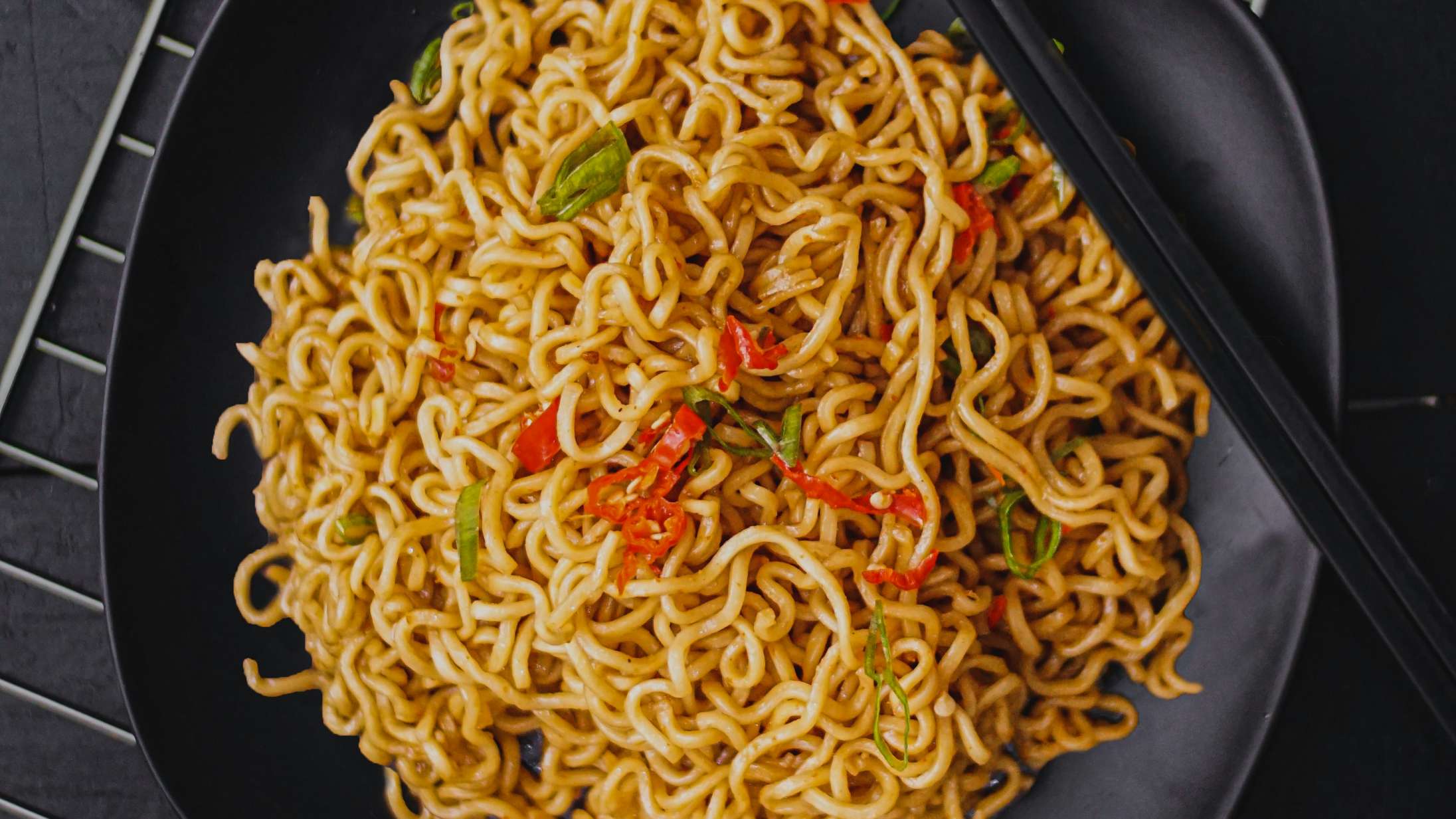 Der er mange der finder det morsomt, at Danmark forbyder nudler for at være for stærke