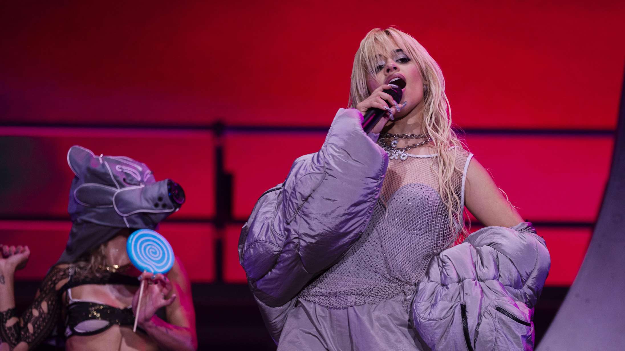 Det fungerede slet ikke, da Camila Cabello kom på scenen i en hundemaske på Tinderbox